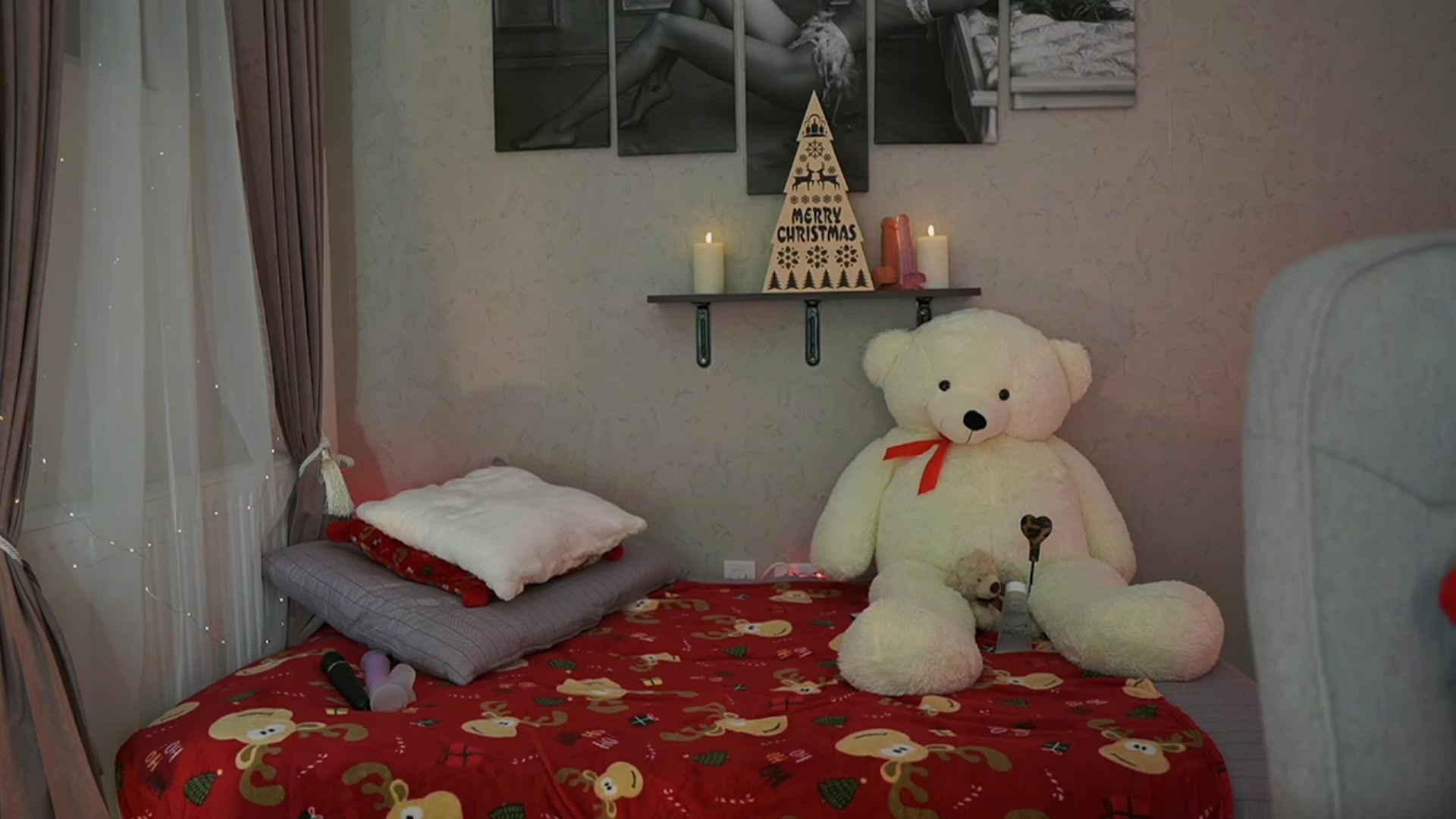 Gallery image thumbnail from RileyReid_18's myfreecams stream on, 12/14/2023, 17:00 image 10 of 20