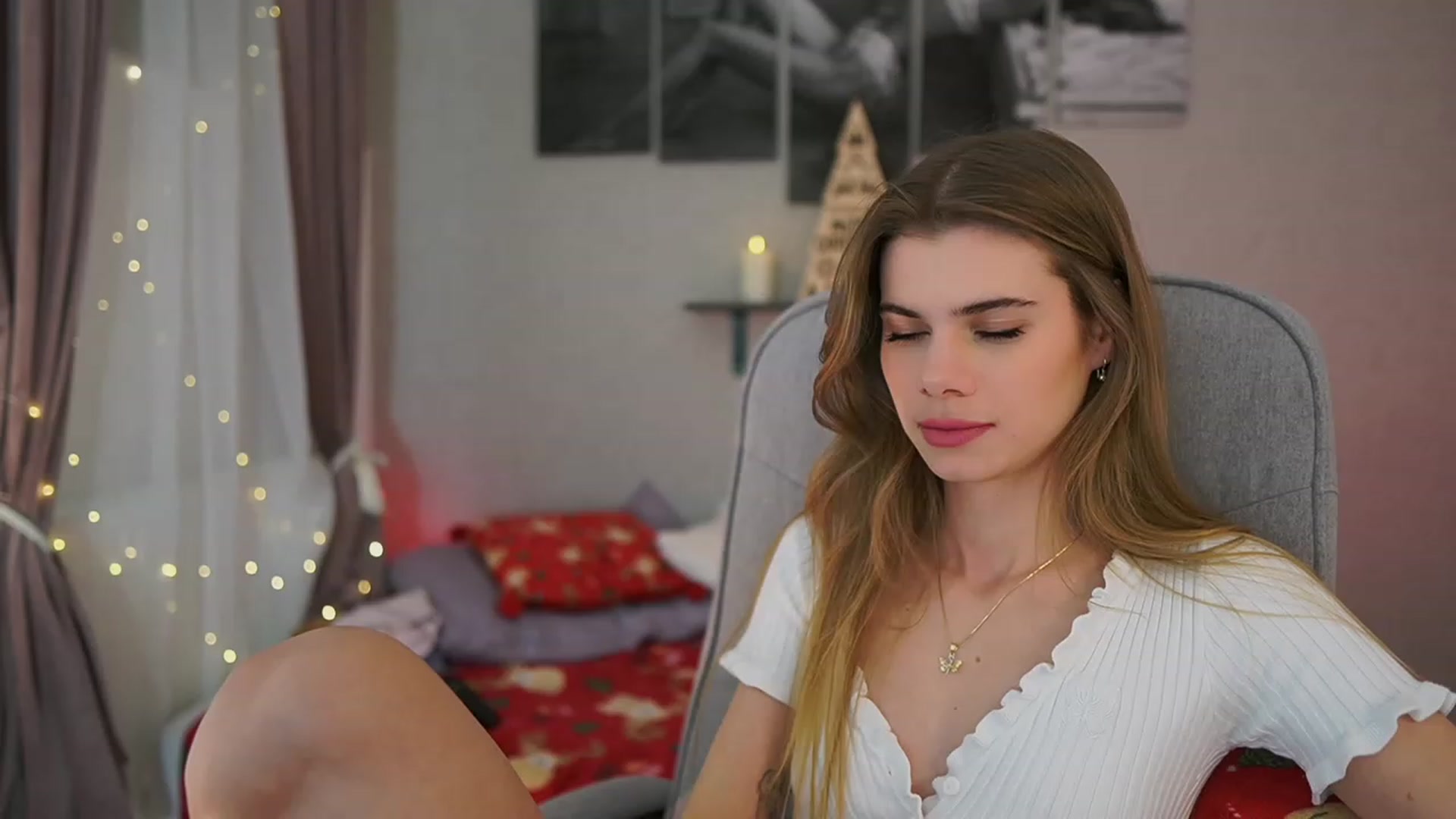 Gallery image thumbnail from RileyReid_18's myfreecams stream on, 12/20/2023, 16:18 image 14 of 20