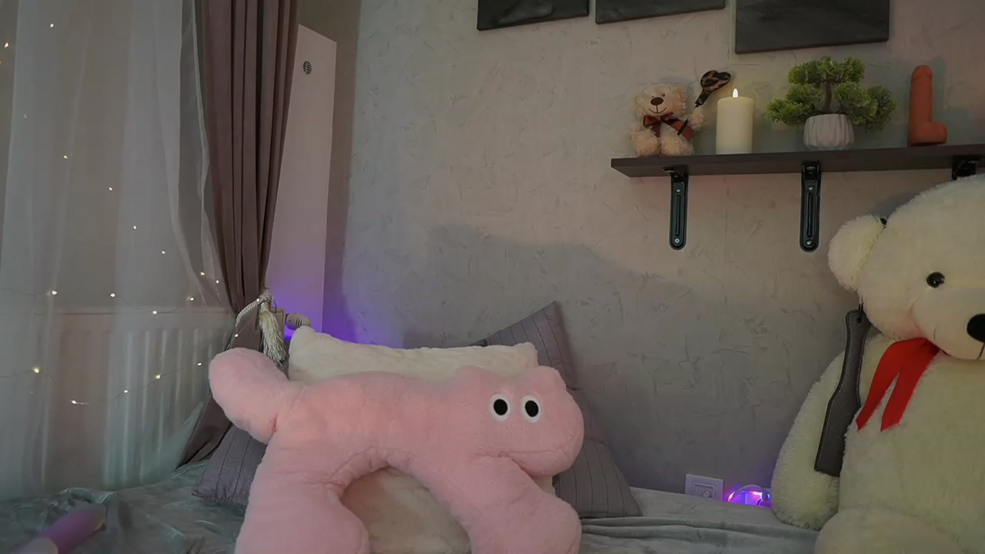Gallery image thumbnail from RileyReid_18's myfreecams stream on, 12/29/2023, 16:08 image 13 of 20