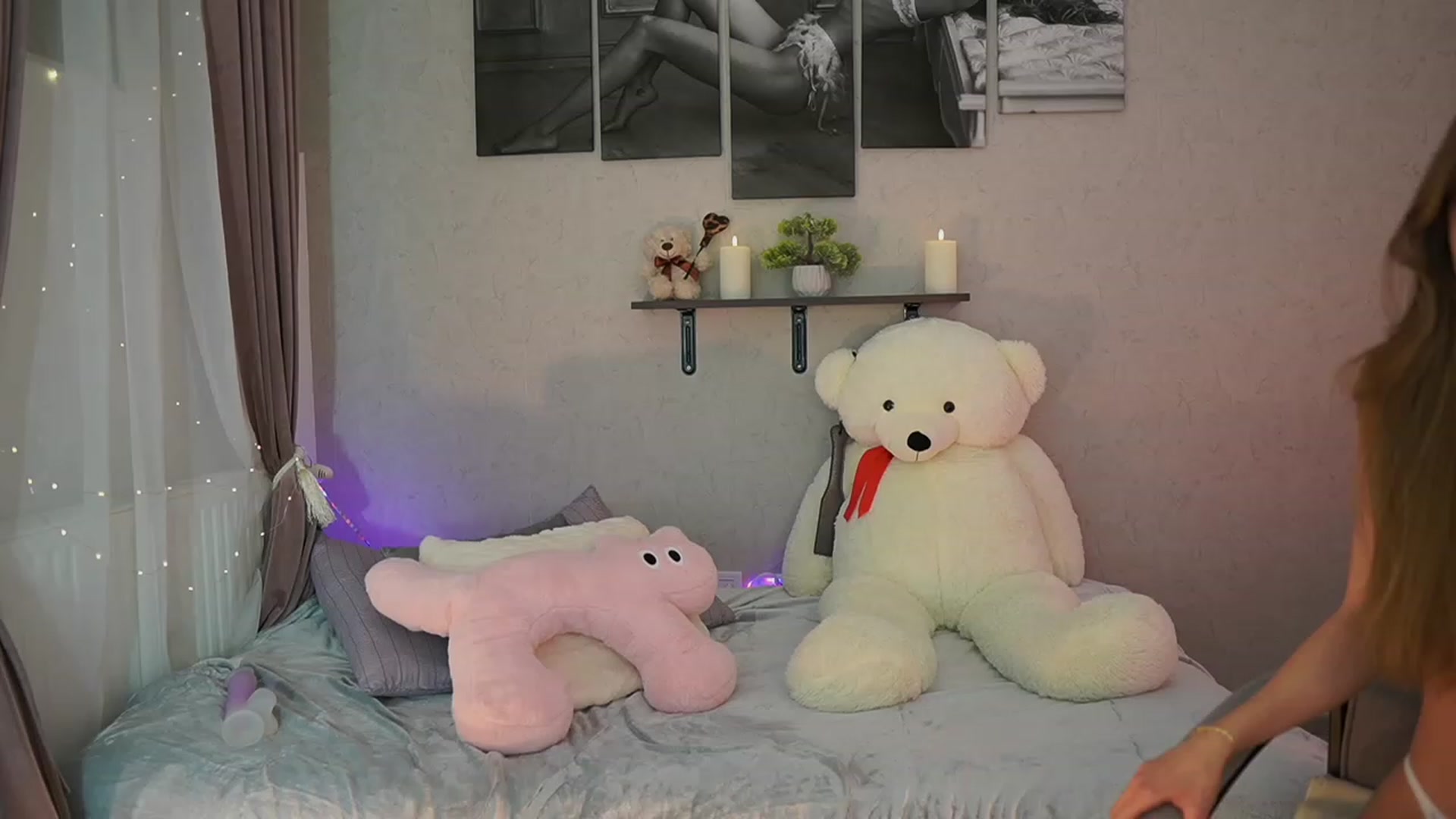 Gallery image thumbnail from RileyReid_18's myfreecams stream on, 12/29/2023, 17:34 image 12 of 20