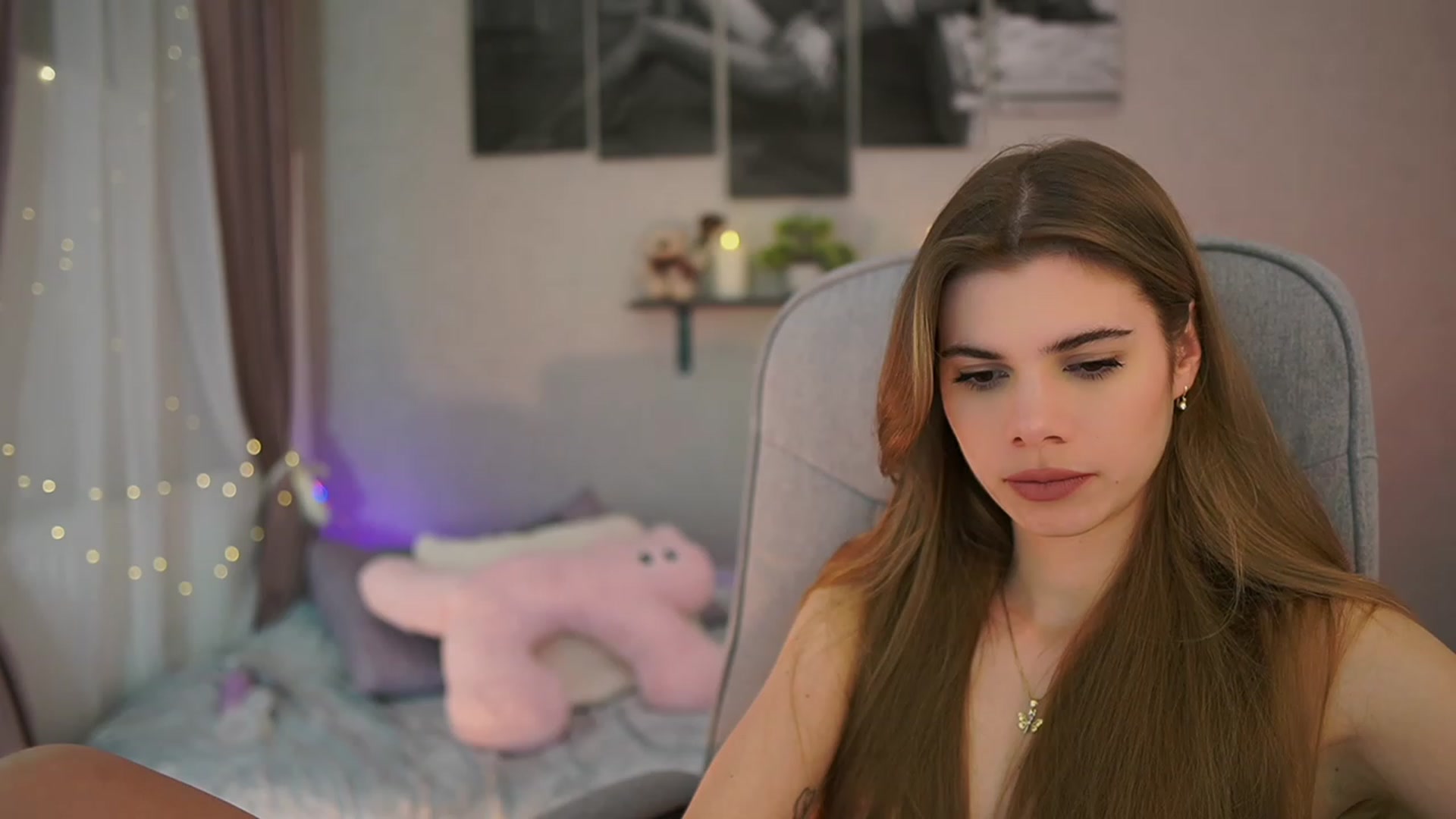 Gallery image thumbnail from RileyReid_18's myfreecams stream on, 12/29/2023, 17:34 image 13 of 20