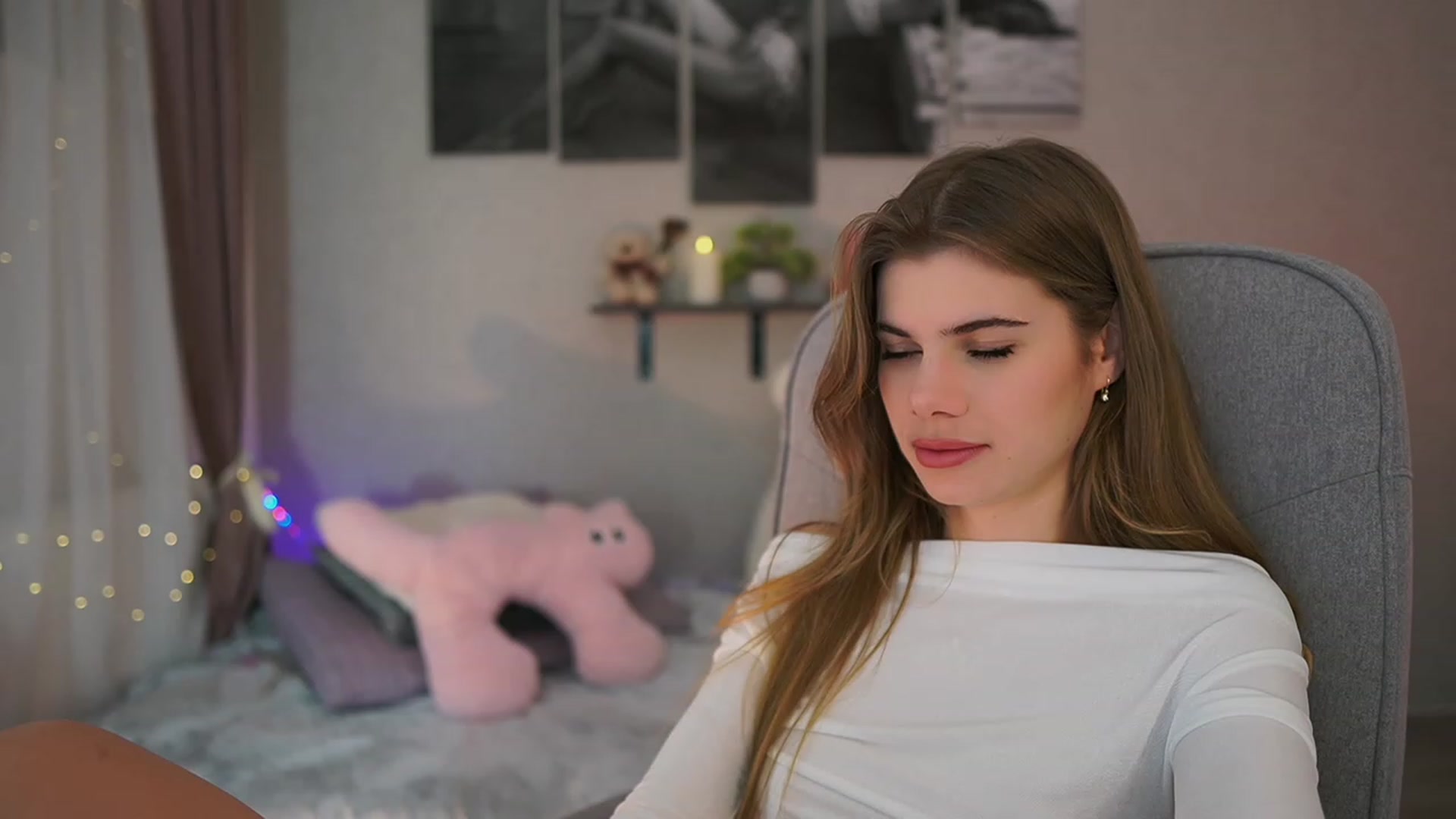 Gallery image thumbnail from RileyReid_18's myfreecams stream on, 12/30/2023, 15:52 image 14 of 20