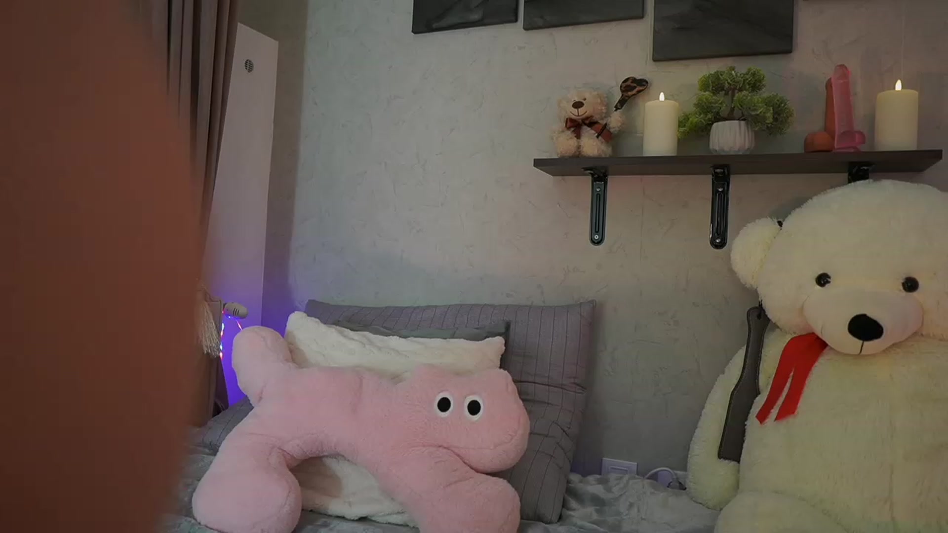 Gallery image thumbnail from RileyReid_18's myfreecams stream on, 12/30/2023, 15:52 image 9 of 20