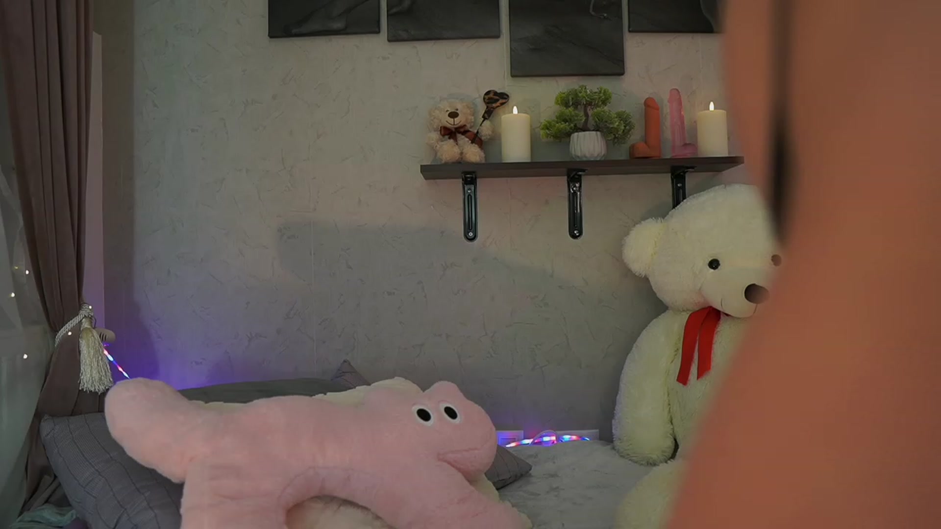 Gallery image thumbnail from RileyReid_18's myfreecams stream on, 12/31/2023, 14:28 image 3 of 20