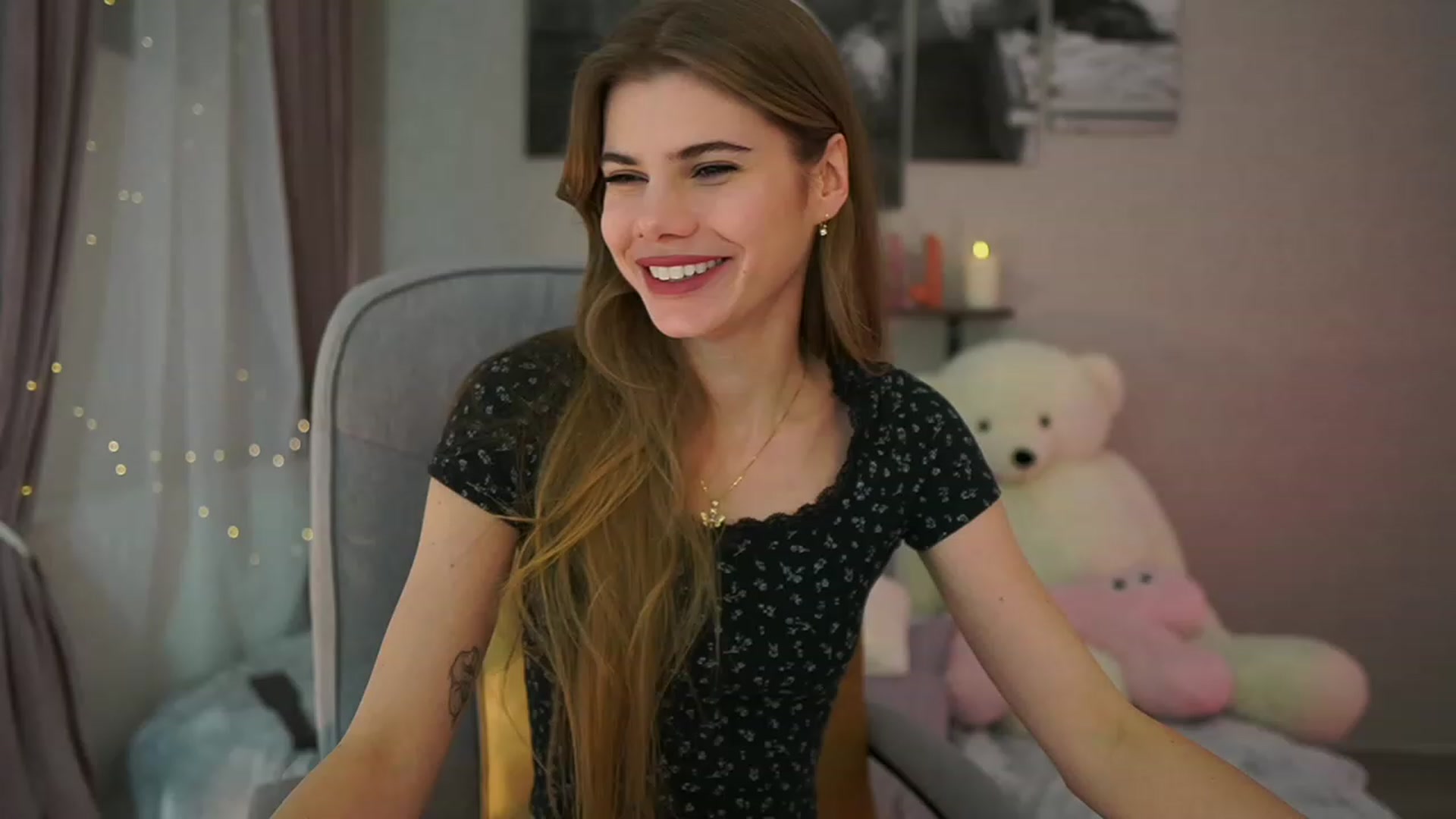 Gallery image thumbnail from RileyReid_18's myfreecams stream on, 01/03/2024, 18:58 image 3 of 20