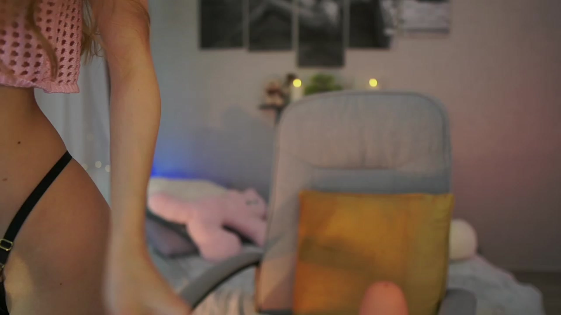 Gallery image thumbnail from RileyReid_18's myfreecams stream on, 01/05/2024, 11:01 image 10 of 20