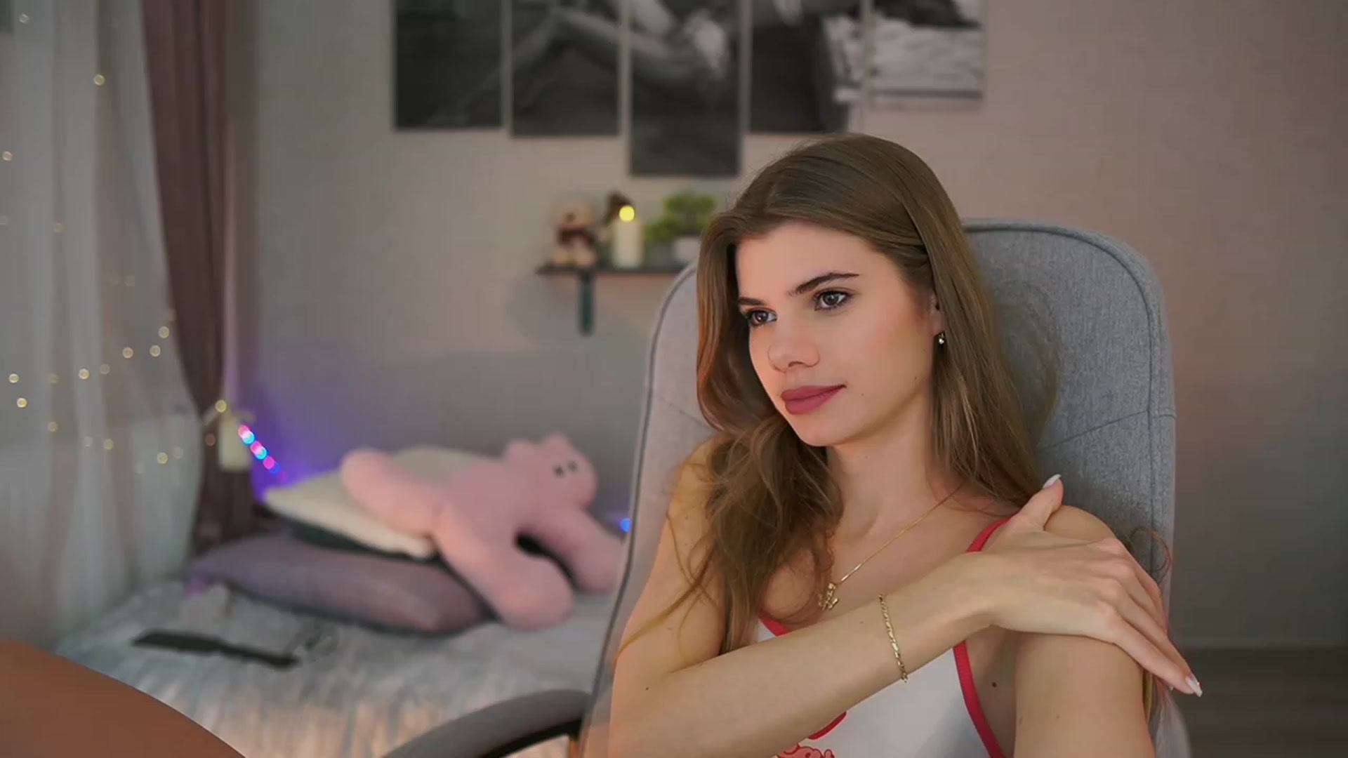 Gallery image thumbnail from RileyReid_18's myfreecams stream on, 01/06/2024, 19:14 image 12 of 20