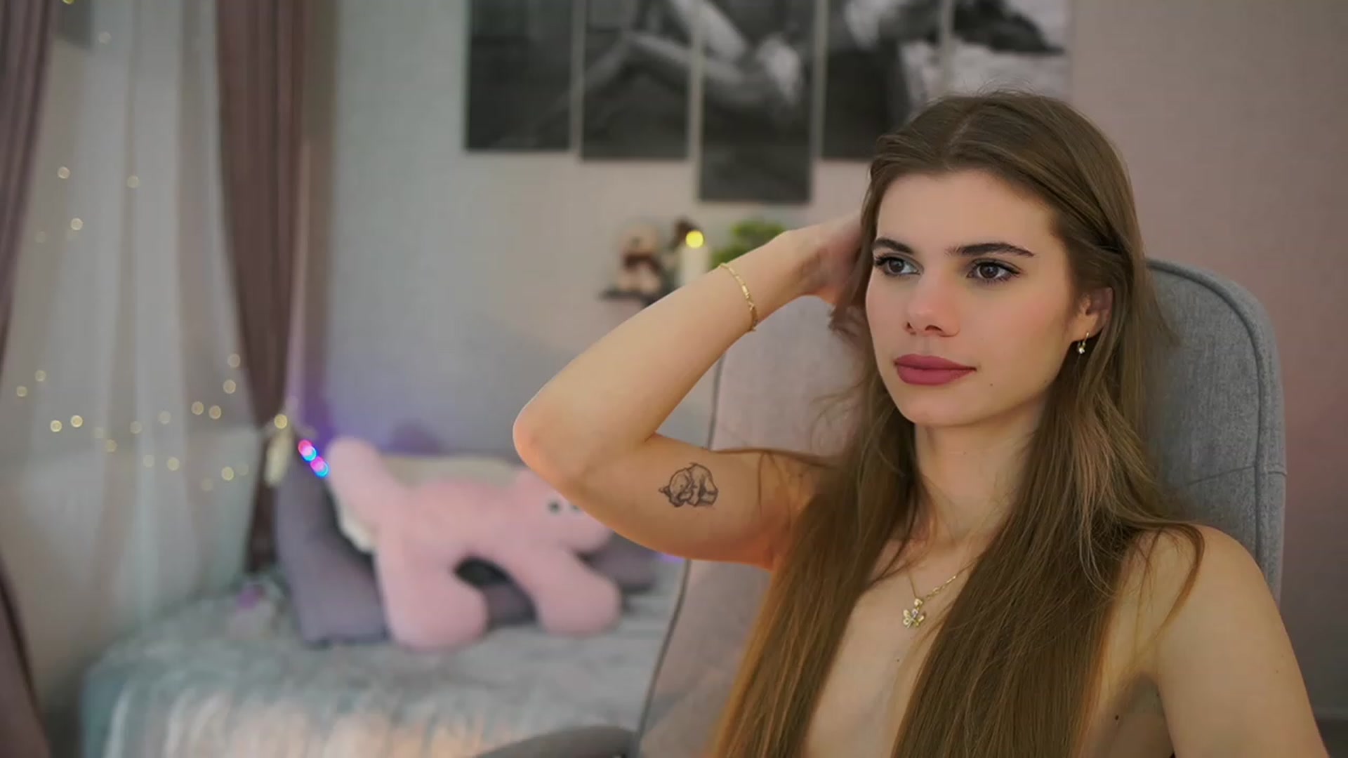 Gallery image thumbnail from RileyReid_18's myfreecams stream on, 01/07/2024, 15:22 image 5 of 20