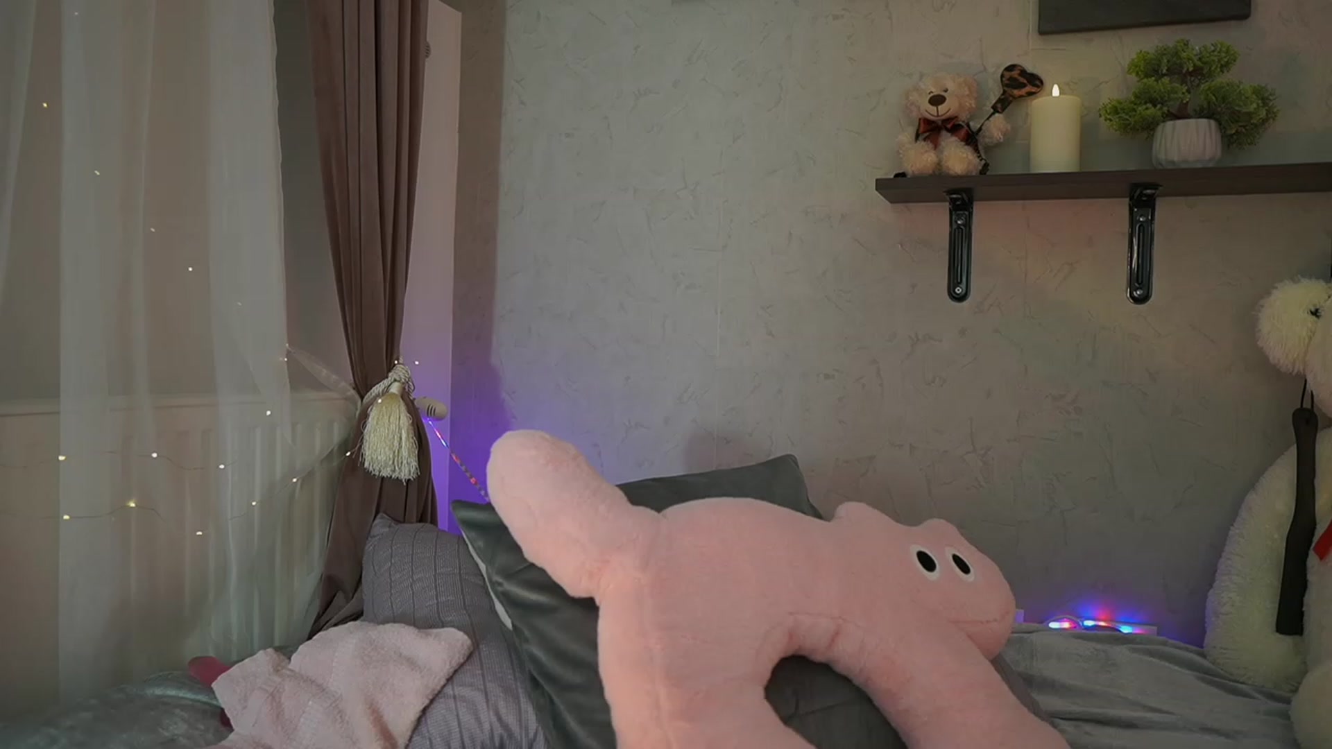 Gallery image thumbnail from RileyReid_18's myfreecams stream on, 01/10/2024, 16:27 image 7 of 20