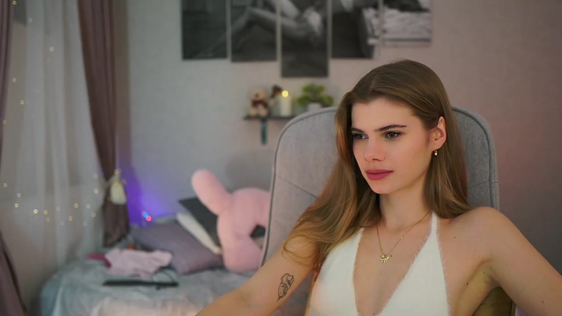 Gallery image thumbnail from RileyReid_18's myfreecams stream on, 01/10/2024, 18:54 image 14 of 20