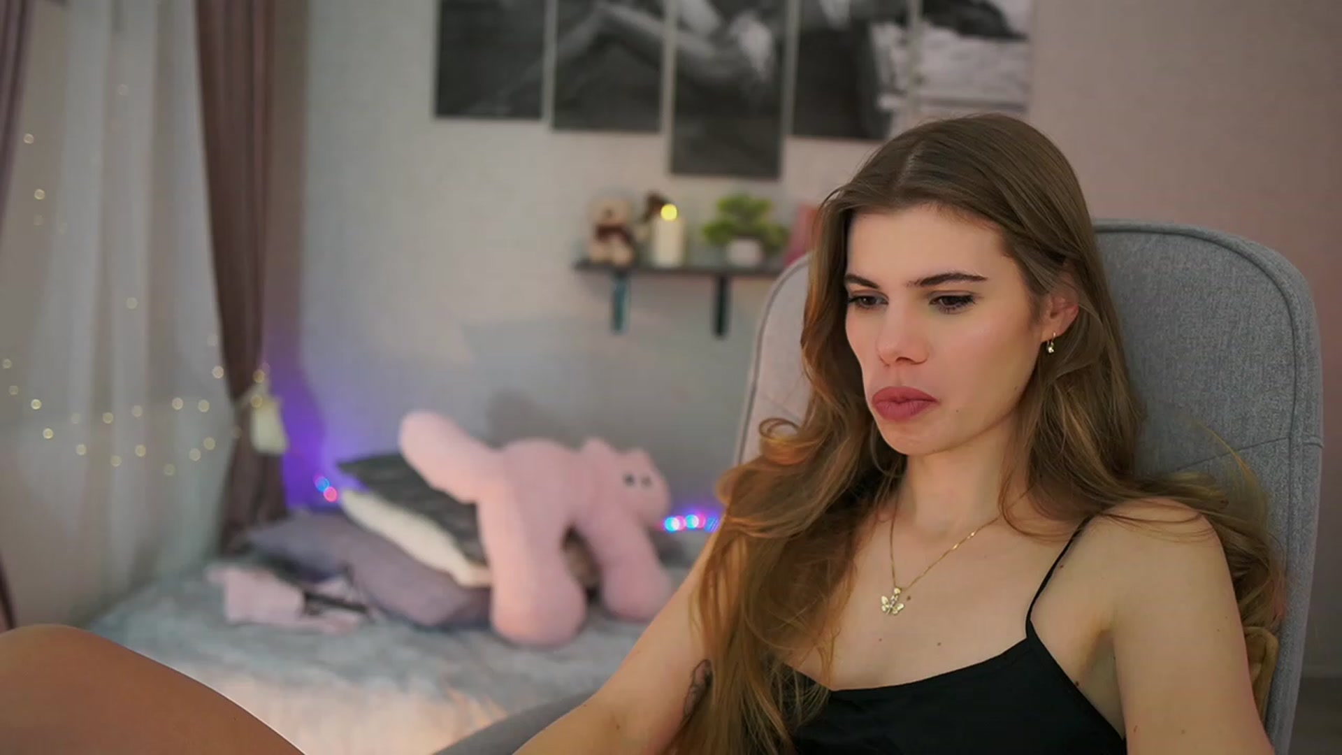 Gallery image thumbnail from RileyReid_18's myfreecams stream on, 01/12/2024, 16:41 image 16 of 20