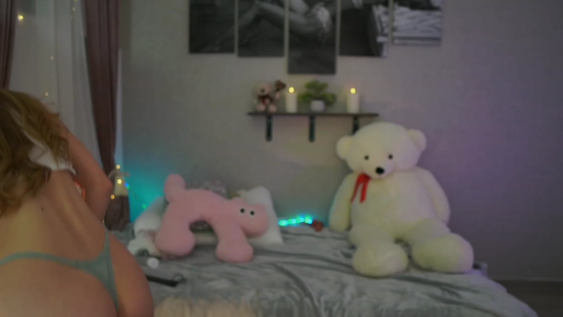 Gallery image thumbnail from RileyReid_18's myfreecams stream on, 01/25/2024, 14:37 image 7 of 20