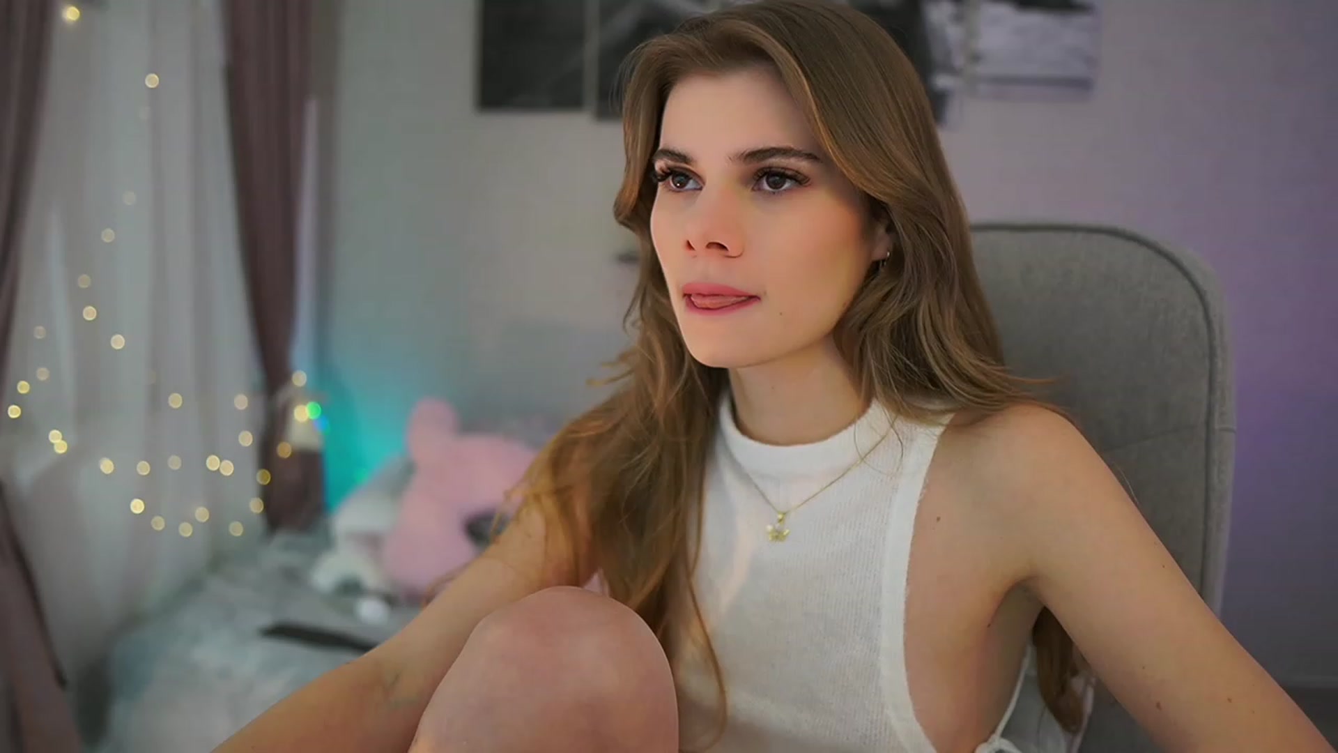 Gallery image thumbnail from RileyReid_18's myfreecams stream on, 01/25/2024, 14:37 image 14 of 20