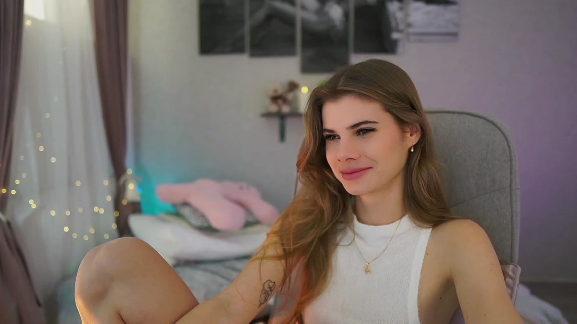 Gallery image thumbnail from RileyReid_18's myfreecams stream on, 01/25/2024, 16:24 image 14 of 20