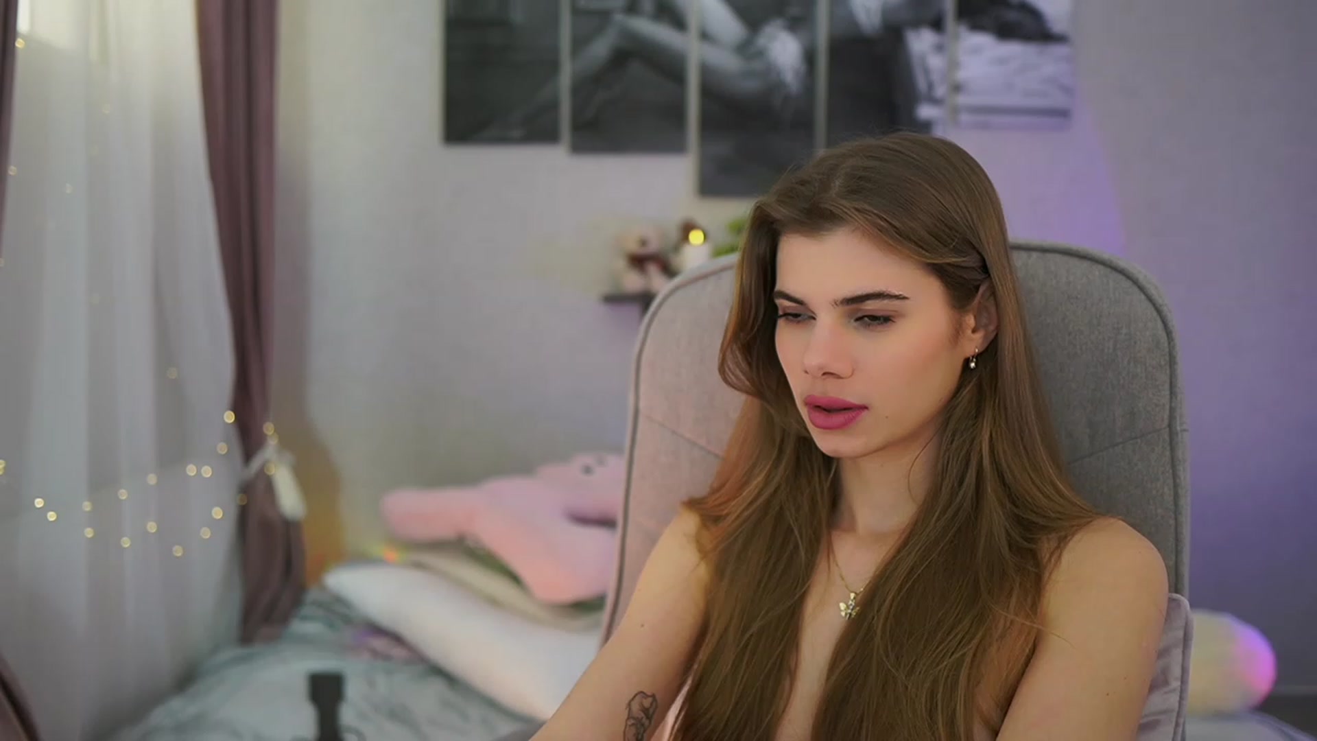 Gallery image thumbnail from RileyReid_18's myfreecams stream on, 02/04/2024, 19:03 image 10 of 20