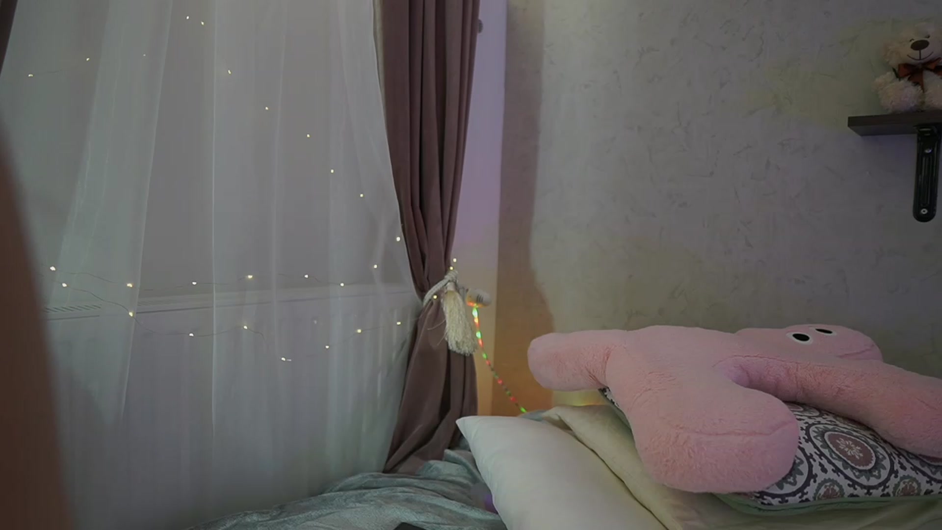 Gallery image thumbnail from RileyReid_18's myfreecams stream on, 02/04/2024, 19:03 image 19 of 20