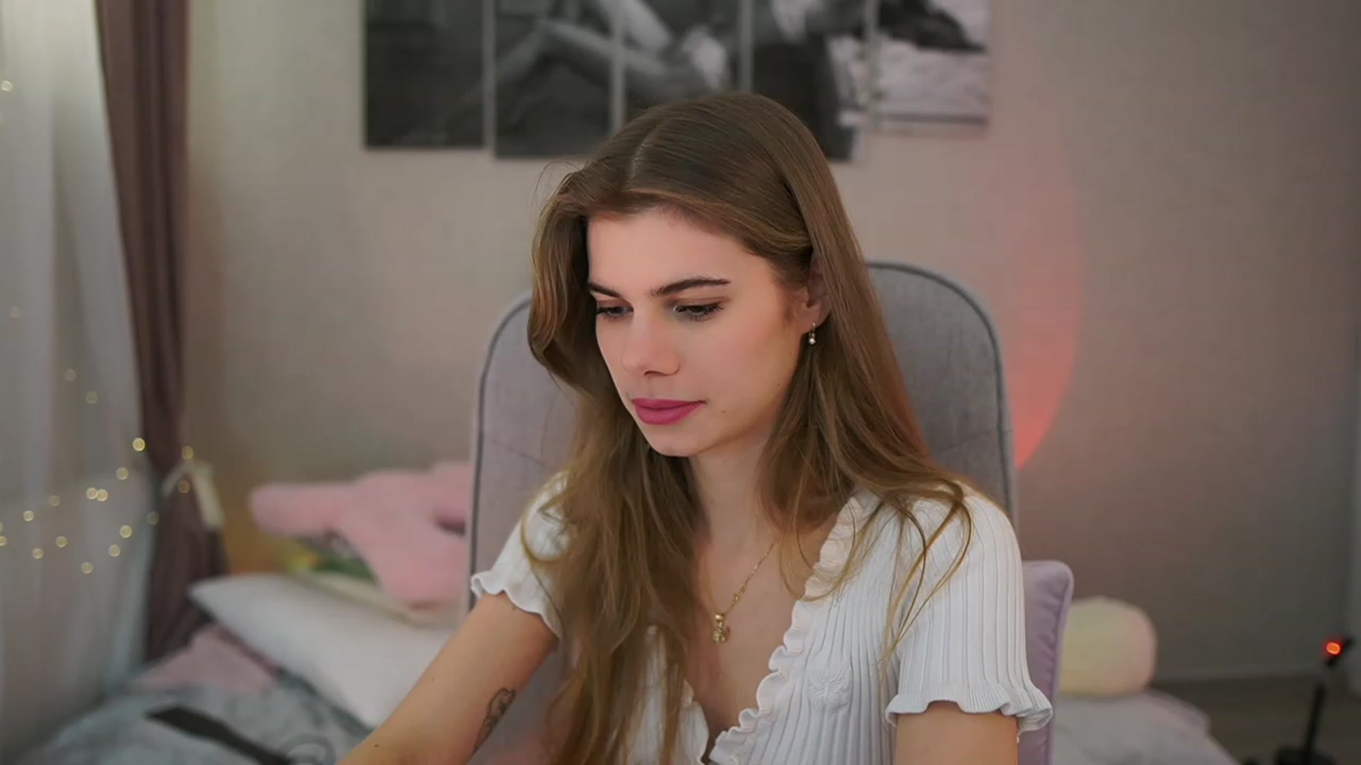 Gallery image thumbnail from RileyReid_18's myfreecams stream on, 02/05/2024, 16:40 image 13 of 20