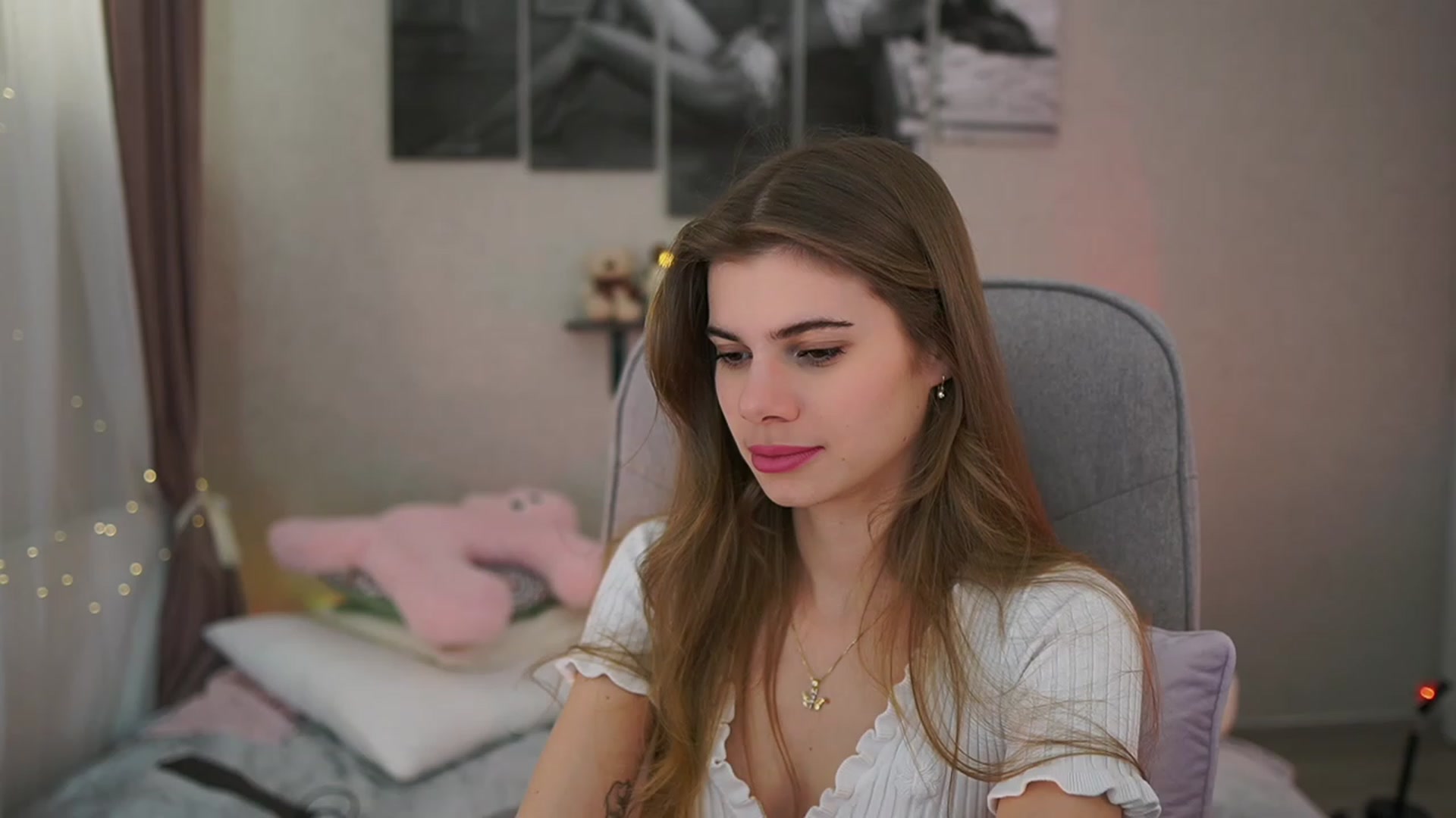 Gallery image thumbnail from RileyReid_18's myfreecams stream on, 02/05/2024, 16:40 image 17 of 20