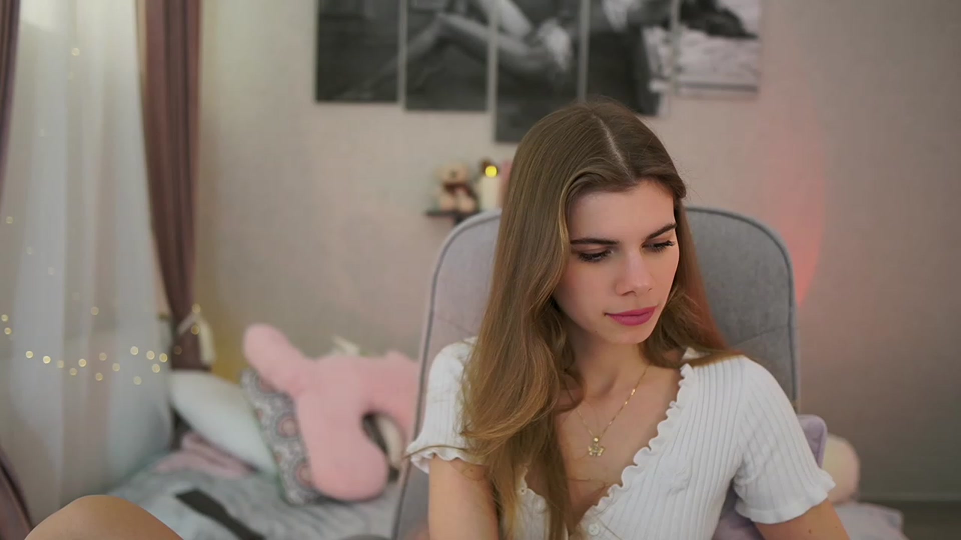 Gallery image thumbnail from RileyReid_18's myfreecams stream on, 02/05/2024, 18:45 image 13 of 20