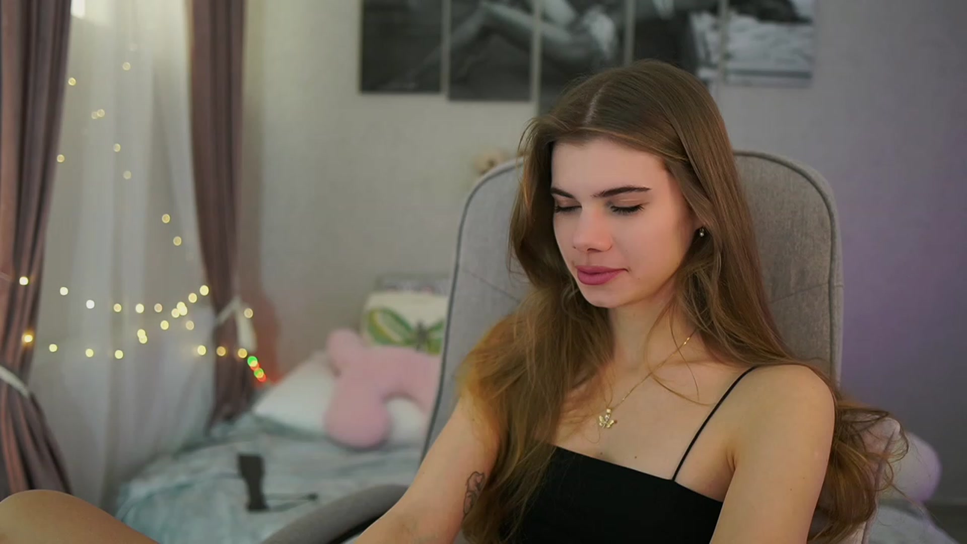 Gallery image thumbnail from RileyReid_18's myfreecams stream on, 02/16/2024, 15:42 image 15 of 20