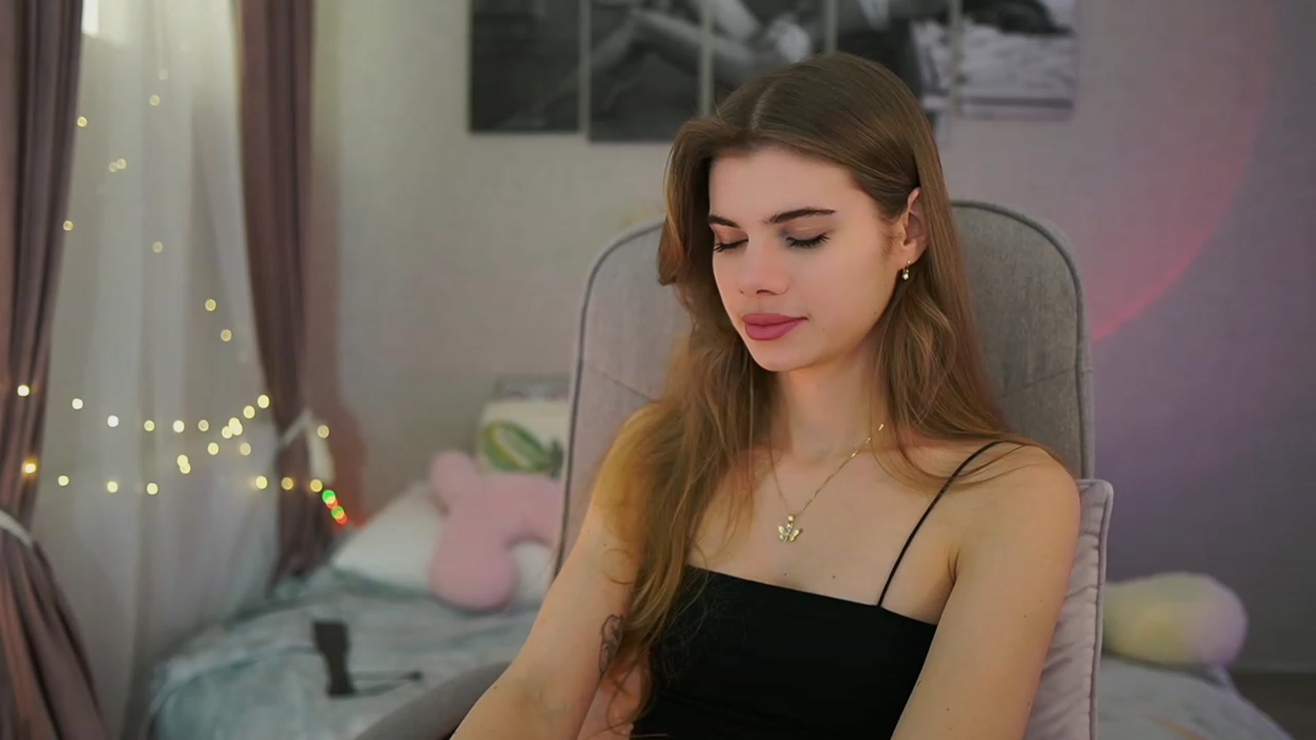 Gallery image thumbnail from RileyReid_18's myfreecams stream on, 02/16/2024, 15:42 image 7 of 20