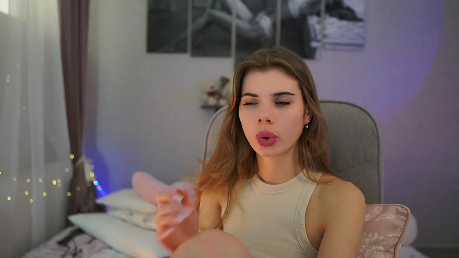 Gallery image thumbnail from RileyReid_18's myfreecams stream on, 02/27/2024, 15:36 image 14 of 20