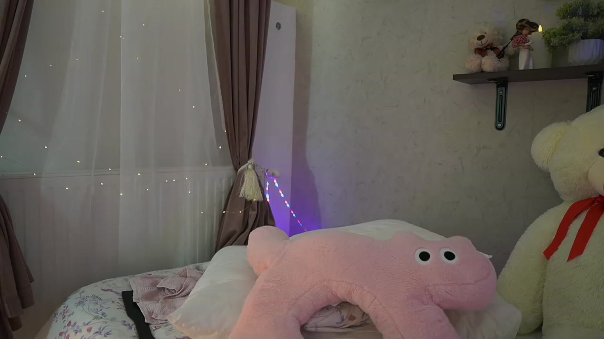 Gallery image thumbnail from RileyReid_18's myfreecams stream on, 03/07/2024, 19:01 image 15 of 20