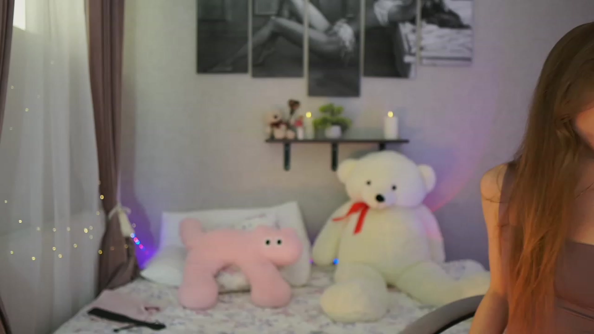Gallery image thumbnail from RileyReid_18's myfreecams stream on, 03/08/2024, 16:16 image 11 of 20