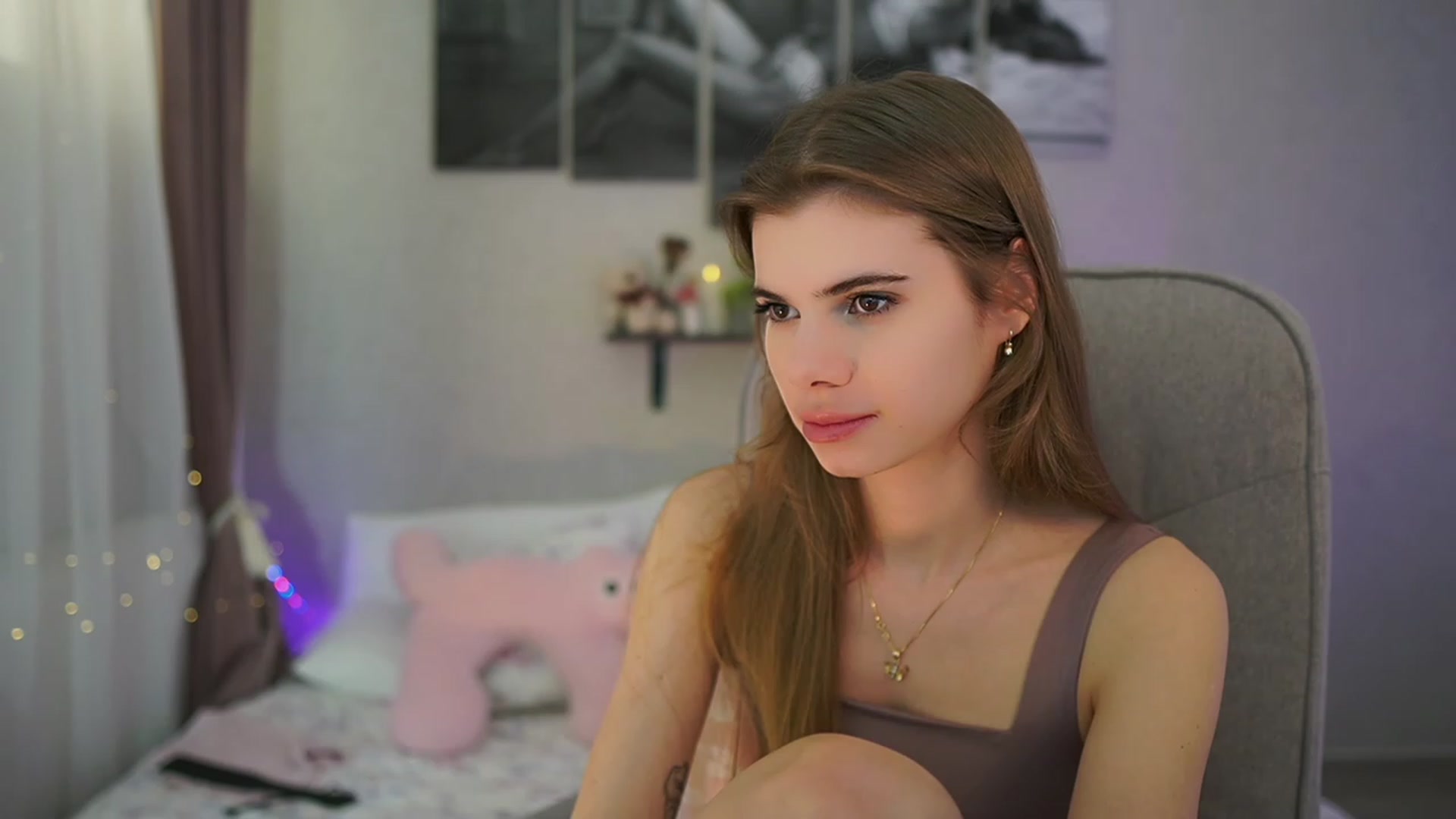 Gallery image thumbnail from RileyReid_18's myfreecams stream on, 03/08/2024, 17:18 image 12 of 20