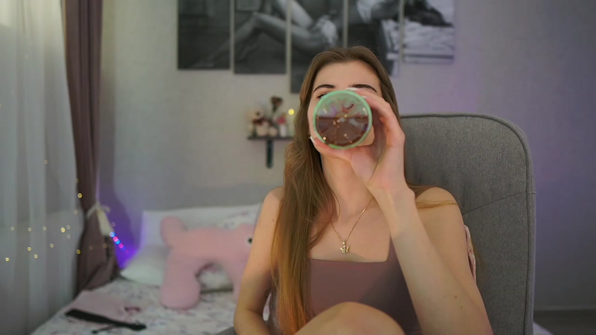 Gallery image thumbnail from RileyReid_18's myfreecams stream on, 03/08/2024, 17:18 image 19 of 20