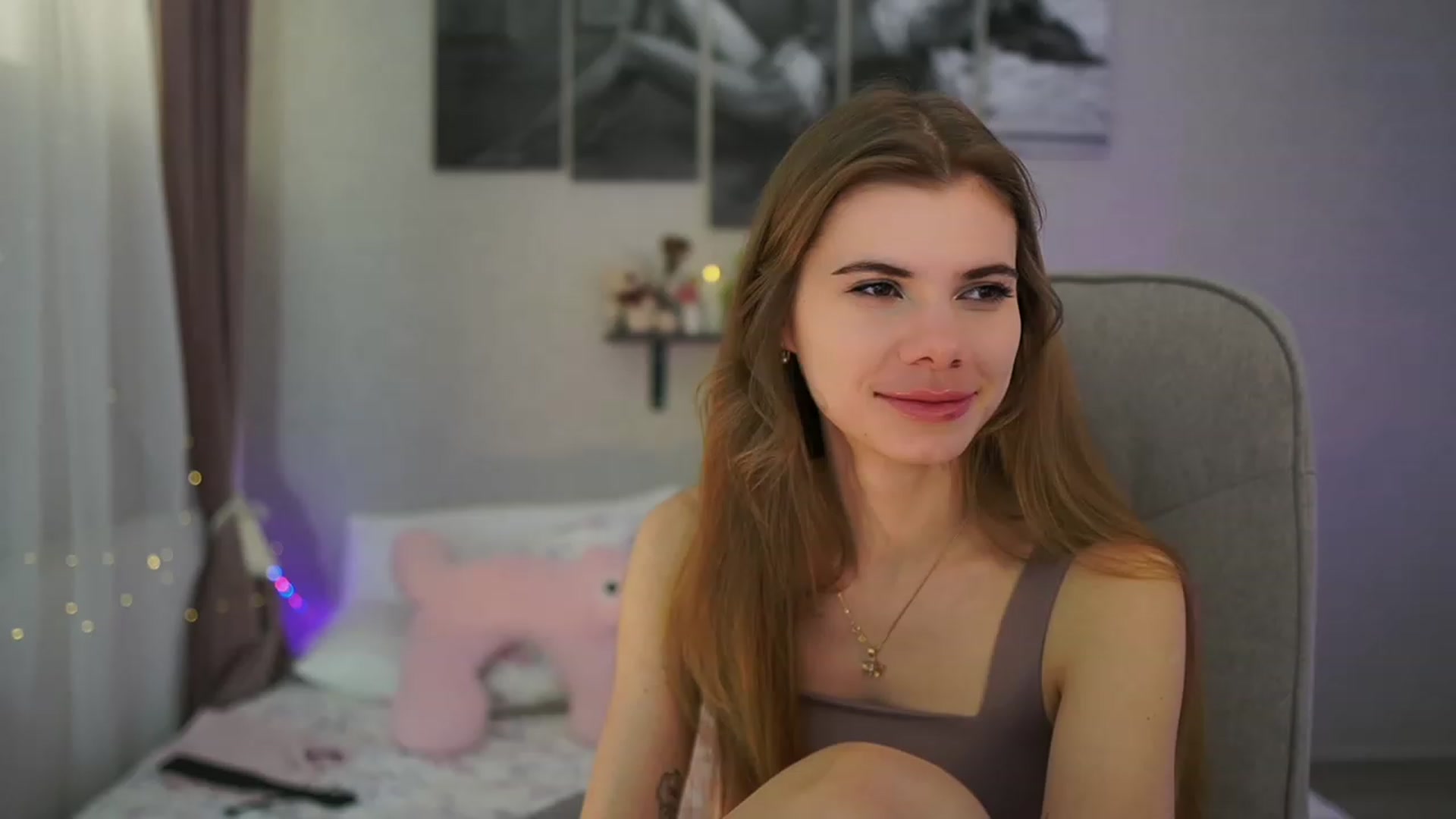 Gallery image thumbnail from RileyReid_18's myfreecams stream on, 03/08/2024, 17:18 image 16 of 20