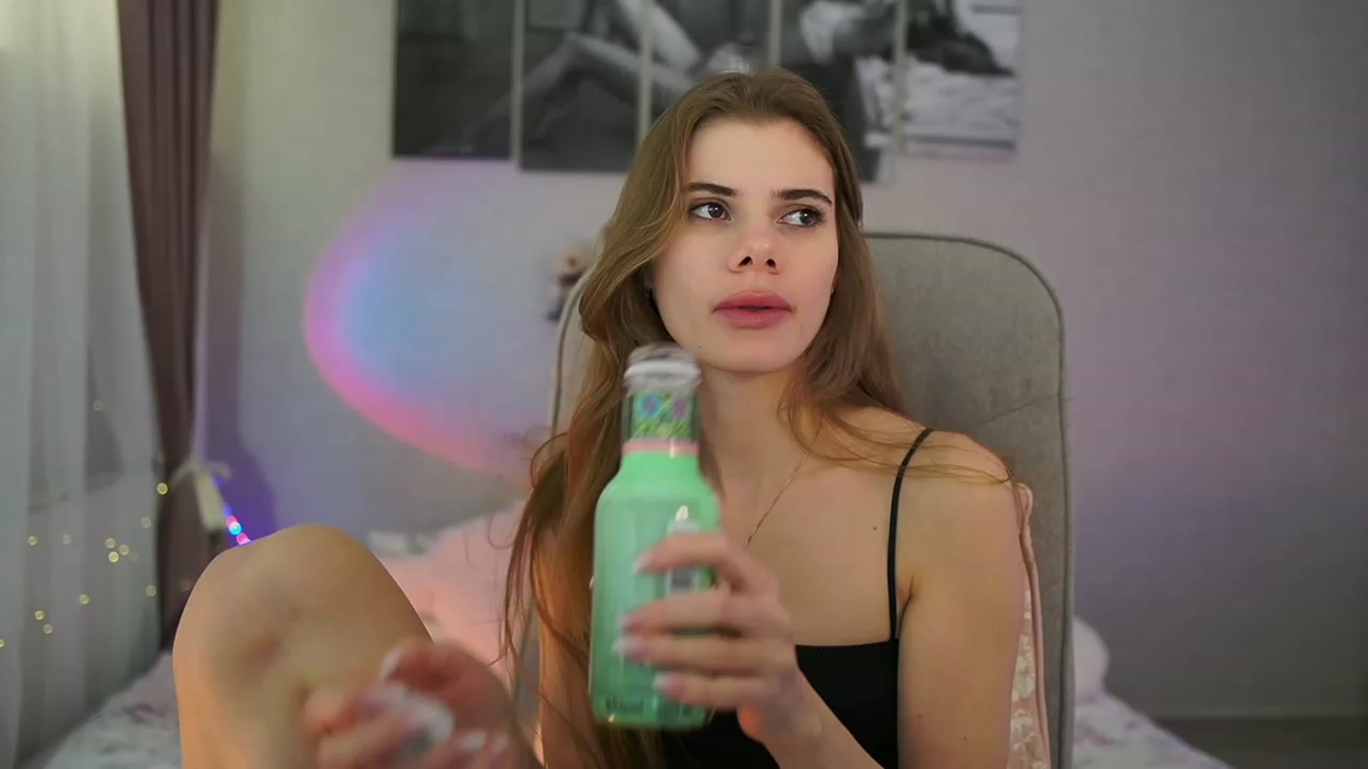 Gallery image thumbnail from RileyReid_18's myfreecams stream on, 03/09/2024, 16:00 image 4 of 20
