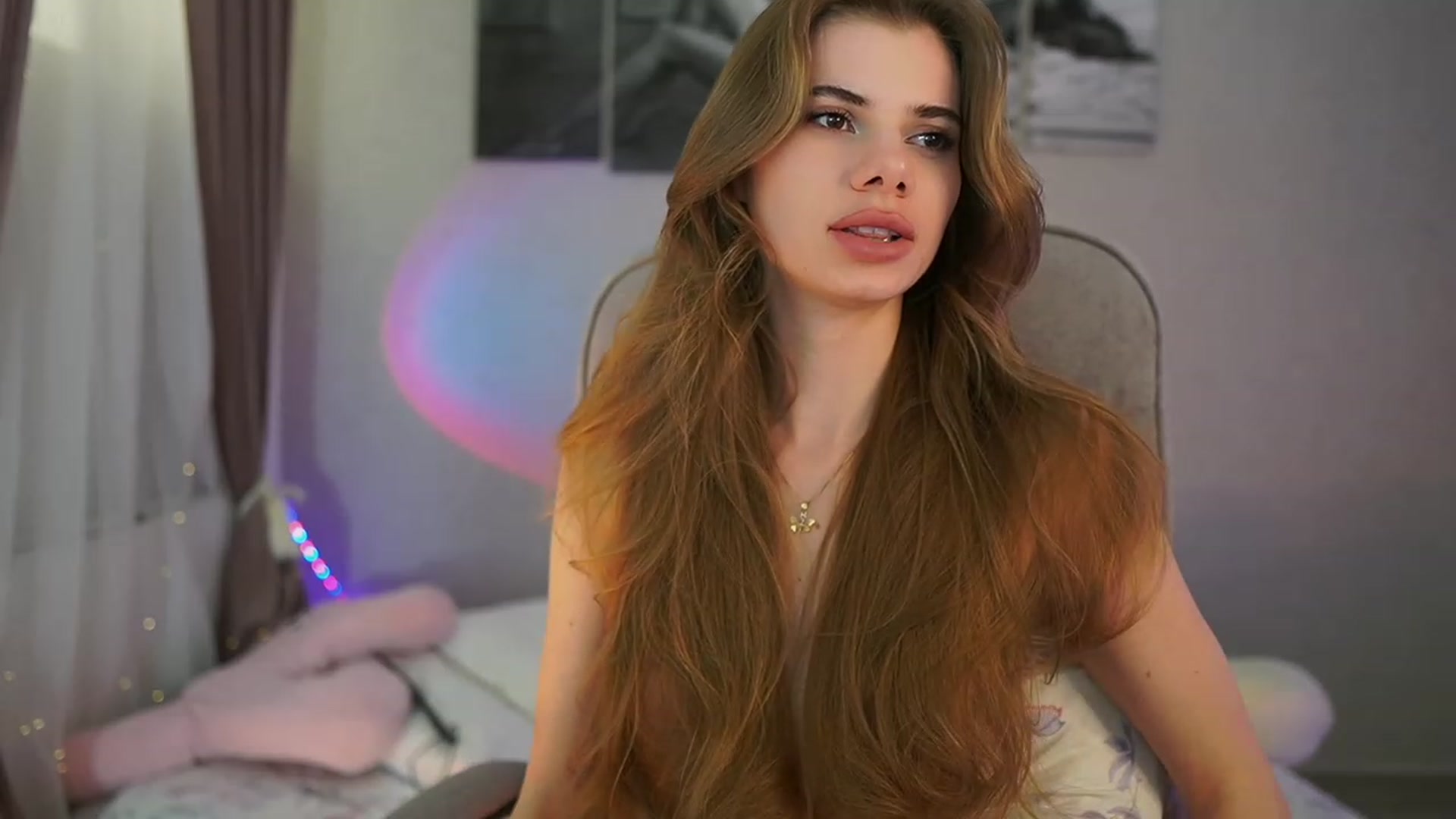 Gallery image thumbnail from RileyReid_18's myfreecams stream on, 03/10/2024, 18:37 image 17 of 20