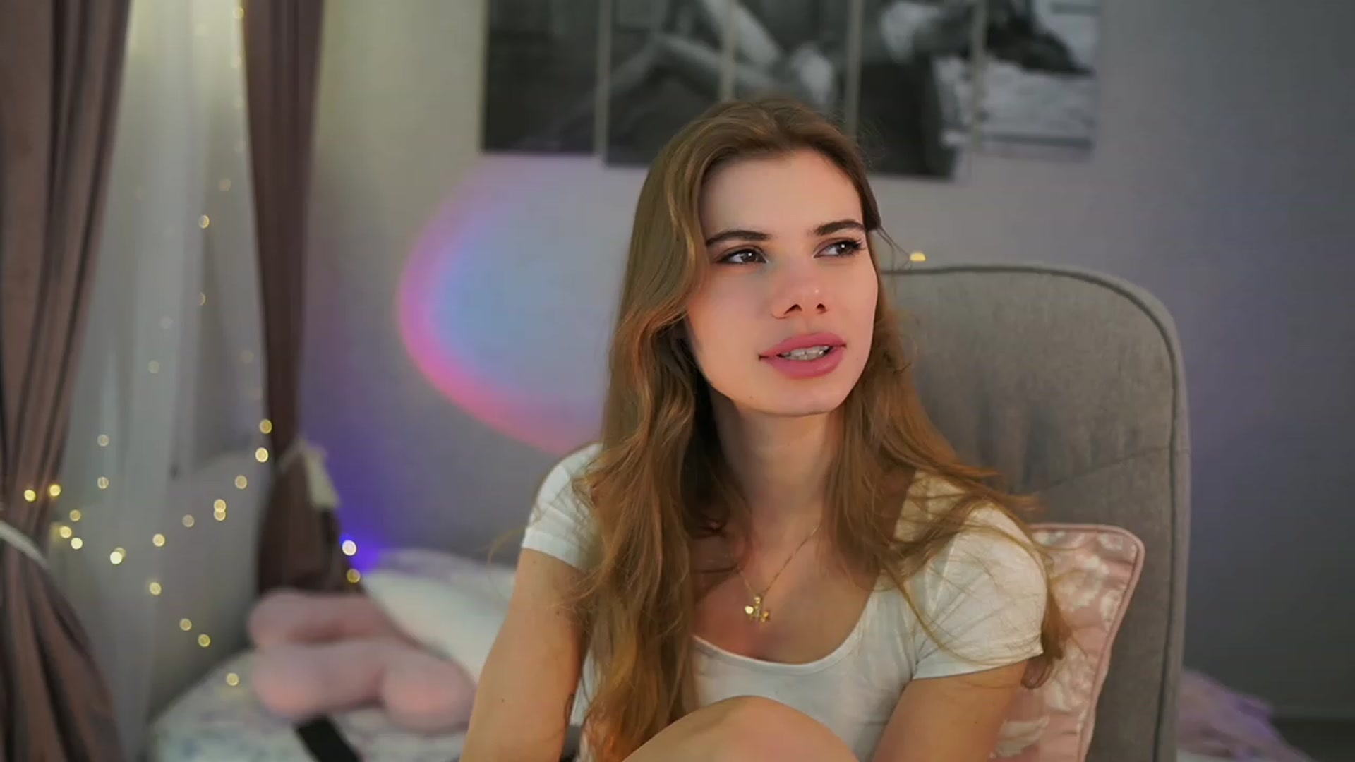 Gallery image thumbnail from RileyReid_18's myfreecams stream on, 03/14/2024, 18:43 image 8 of 20