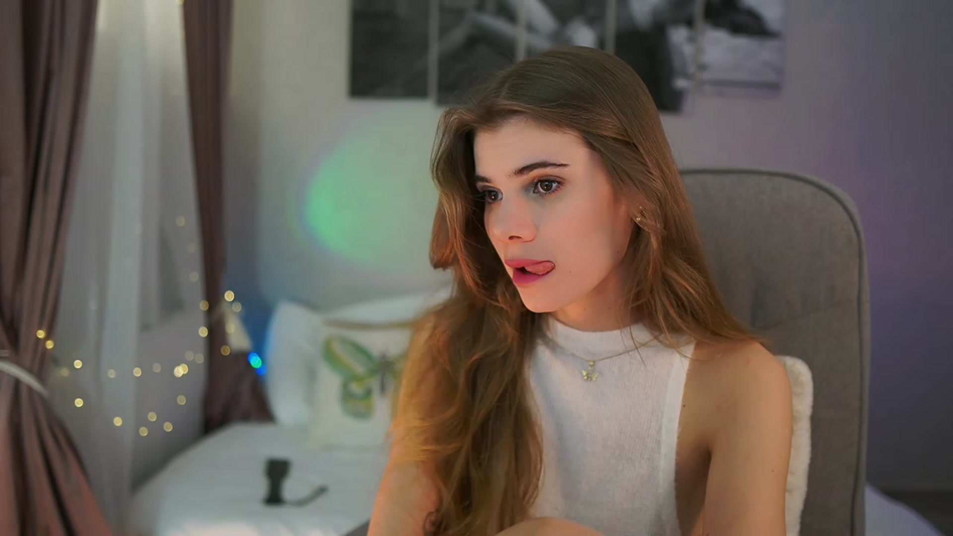 Gallery image thumbnail from RileyReid_18's myfreecams stream on, 03/17/2024, 18:23 image 8 of 20