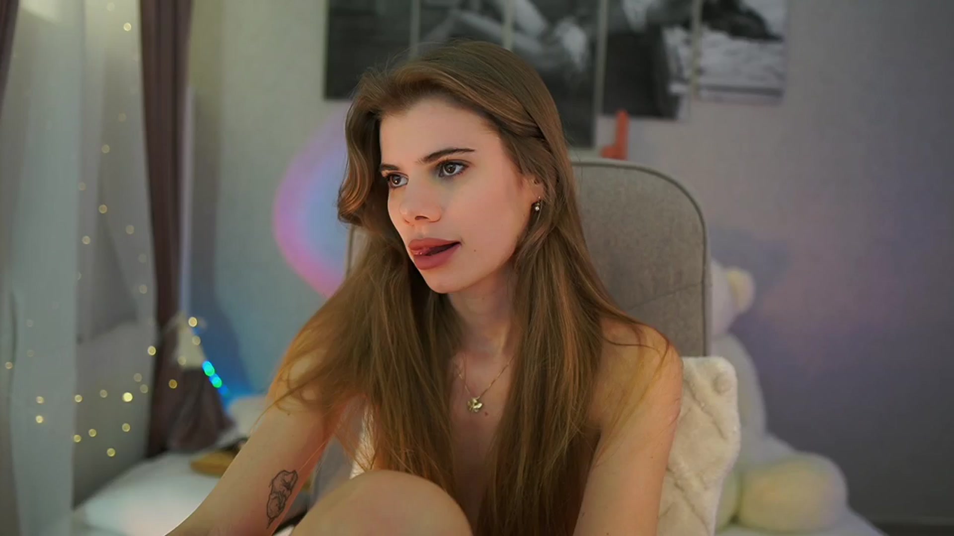 Gallery image thumbnail from RileyReid_18's myfreecams stream on, 03/18/2024, 18:06 image 15 of 20
