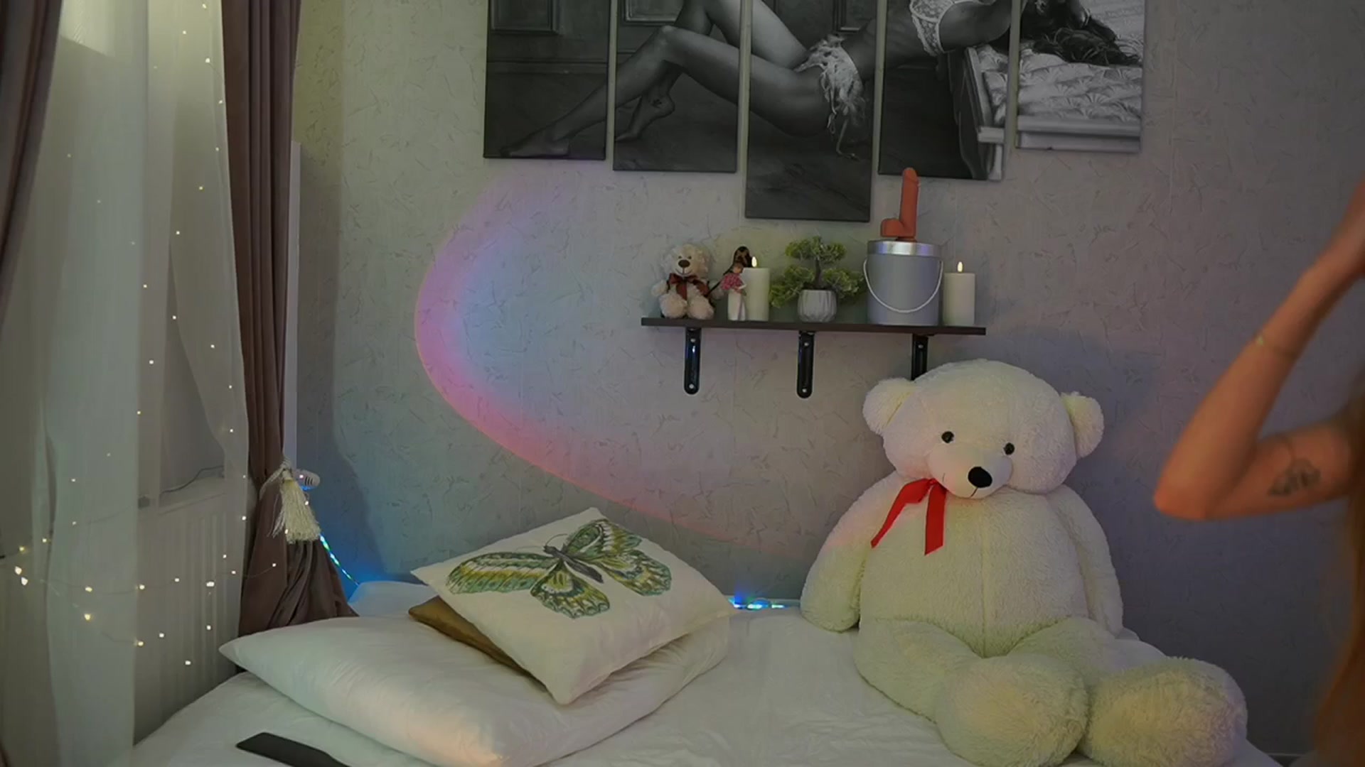 Gallery image thumbnail from RileyReid_18's myfreecams stream on, 03/18/2024, 19:01 image 18 of 20