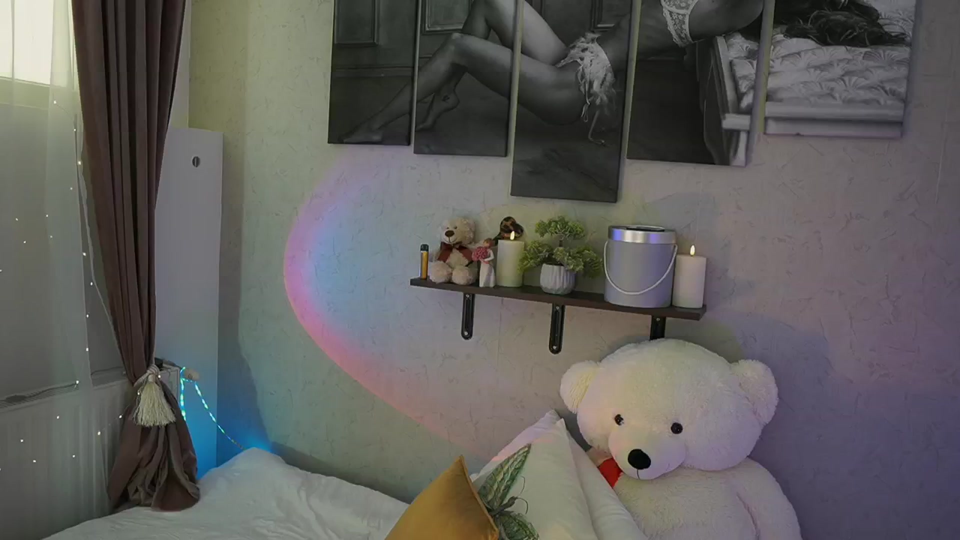 Gallery image thumbnail from RileyReid_18's myfreecams stream on, 03/20/2024, 18:50 image 13 of 20