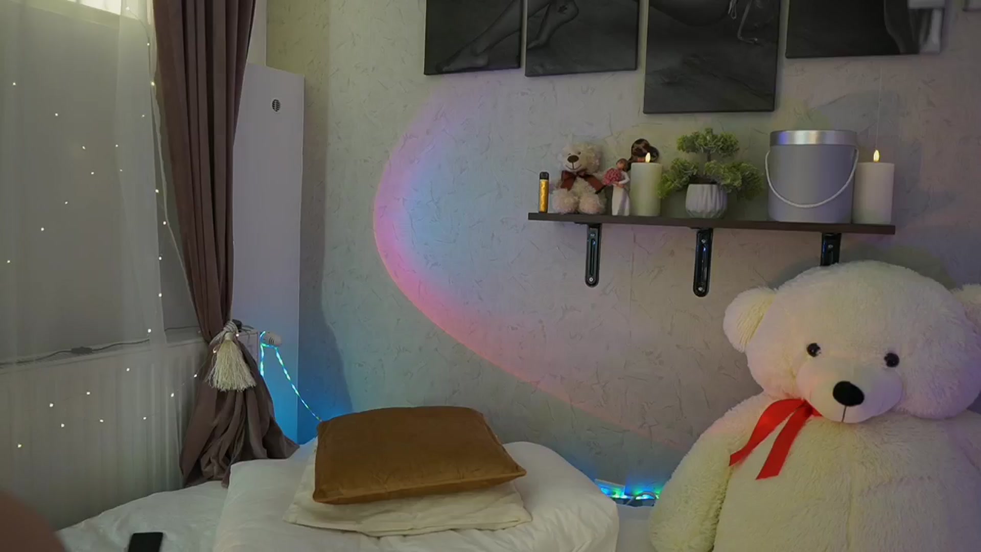 Gallery image thumbnail from RileyReid_18's myfreecams stream on, 03/20/2024, 18:50 image 11 of 20