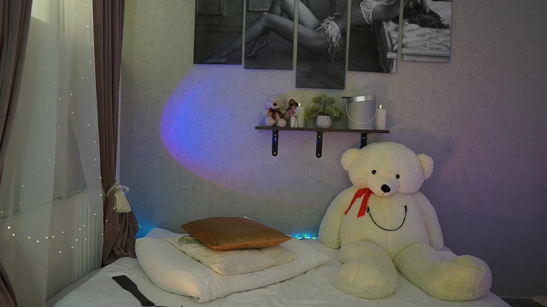 Gallery image thumbnail from RileyReid_18's myfreecams stream on, 03/21/2024, 17:11 image 10 of 20