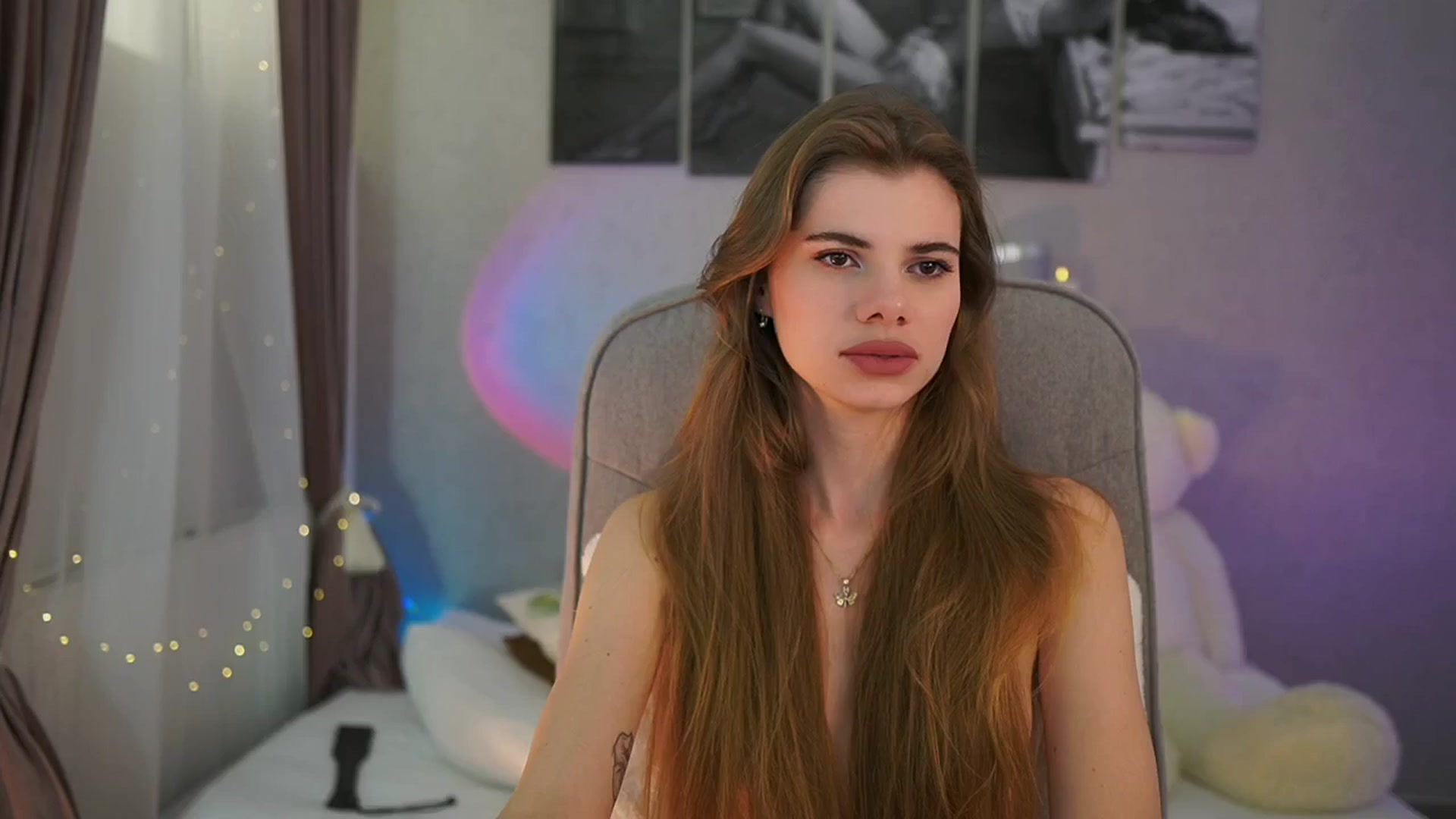 Gallery image thumbnail from RileyReid_18's myfreecams stream on, 03/23/2024, 21:20 image 17 of 20