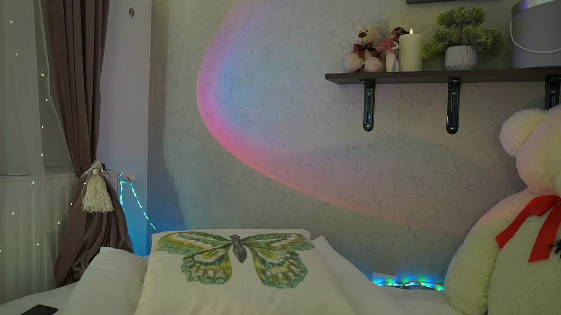Gallery image thumbnail from RileyReid_18's myfreecams stream on, 03/23/2024, 22:25 image 14 of 20