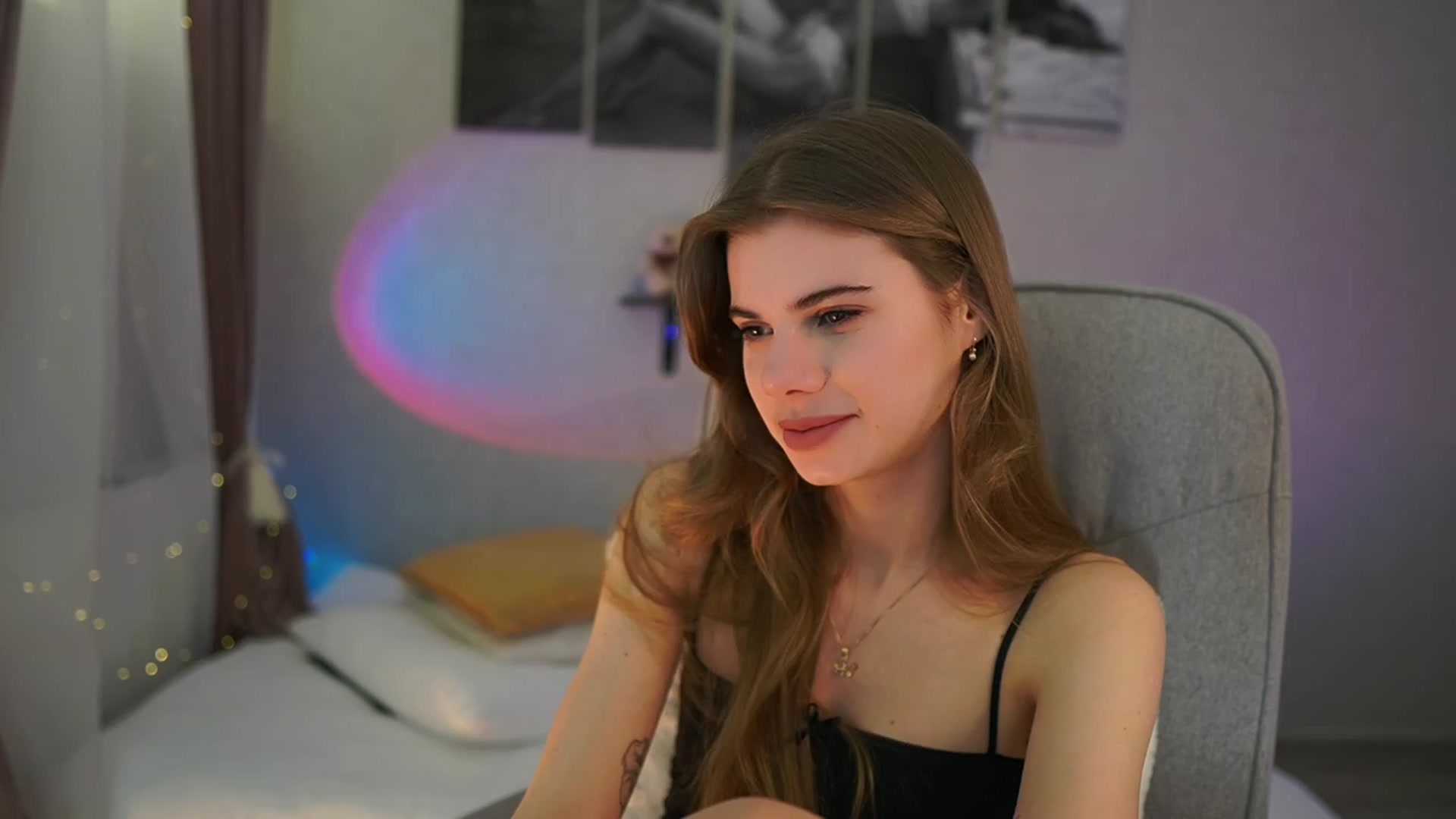 Gallery image thumbnail from RileyReid_18's myfreecams stream on, 03/25/2024, 15:30 image 15 of 20