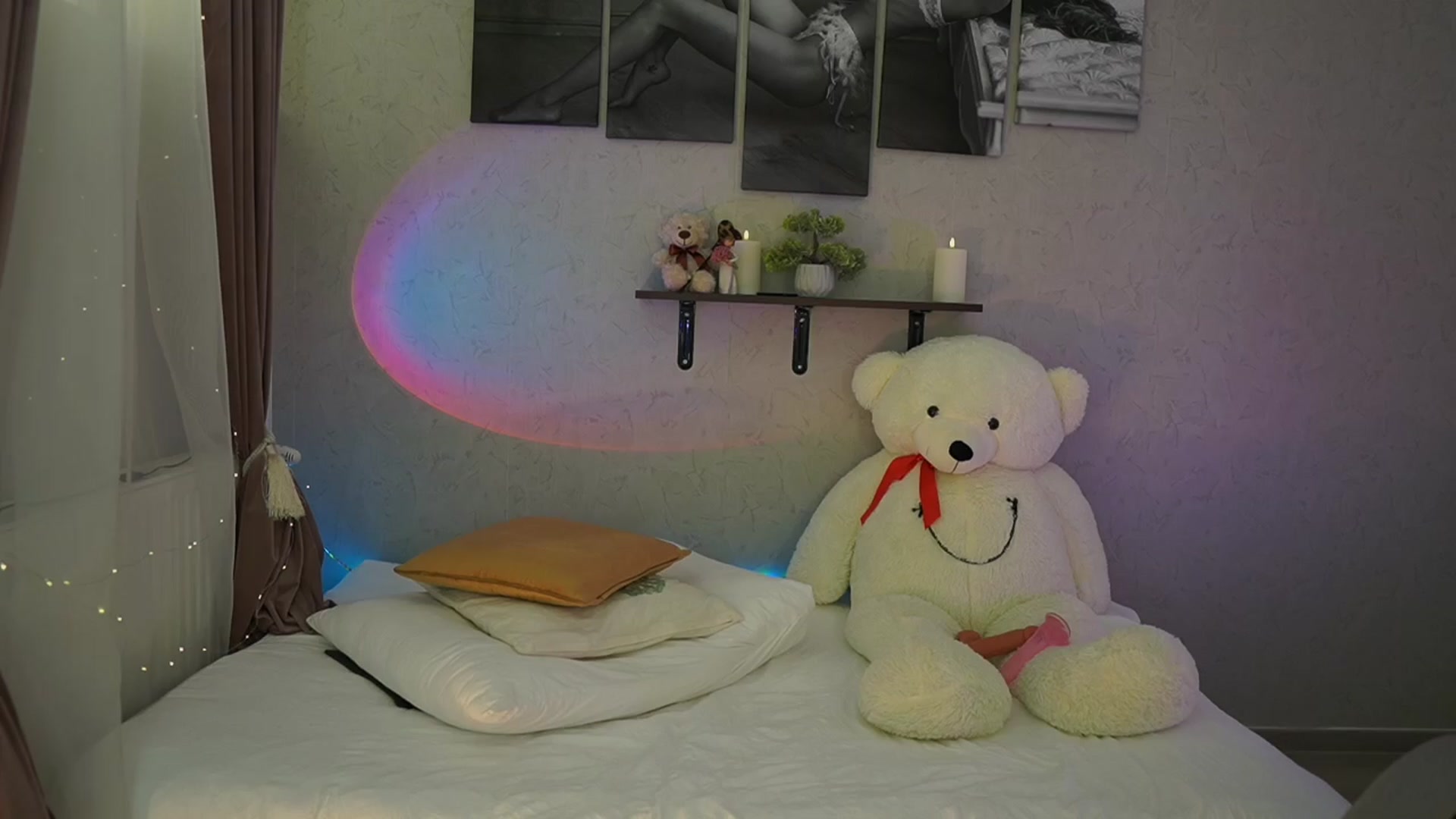 Gallery image thumbnail from RileyReid_18's myfreecams stream on, 03/25/2024, 15:30 image 4 of 20