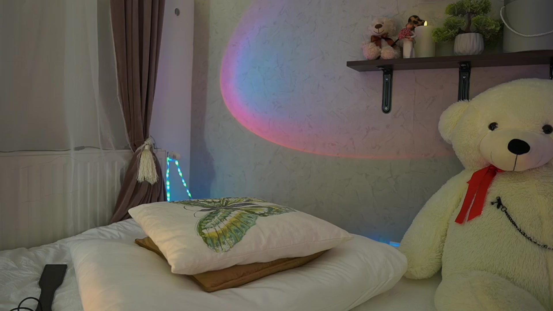 Gallery image thumbnail from RileyReid_18's myfreecams stream on, 03/29/2024, 15:41 image 8 of 20