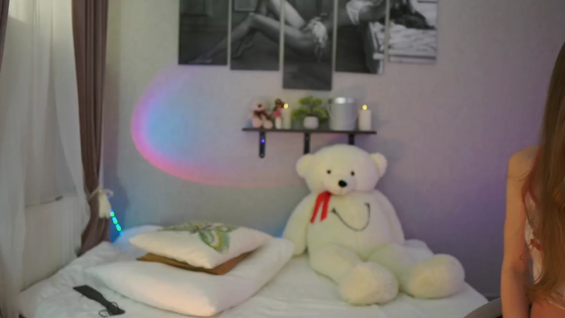 Gallery image thumbnail from RileyReid_18's myfreecams stream on, 03/29/2024, 15:41 image 18 of 20