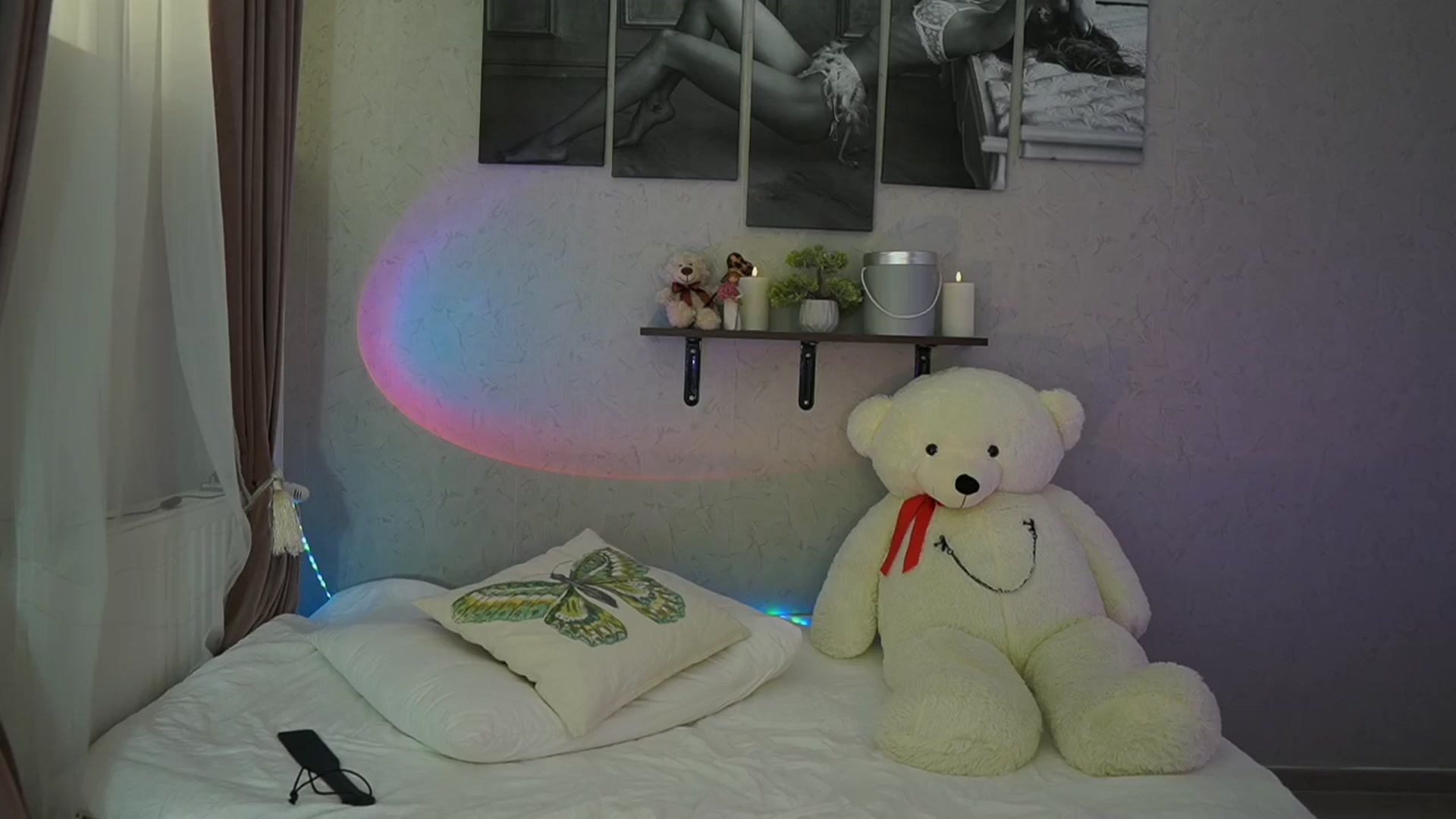 Gallery image thumbnail from RileyReid_18's myfreecams stream on, 03/29/2024, 18:18 image 18 of 20