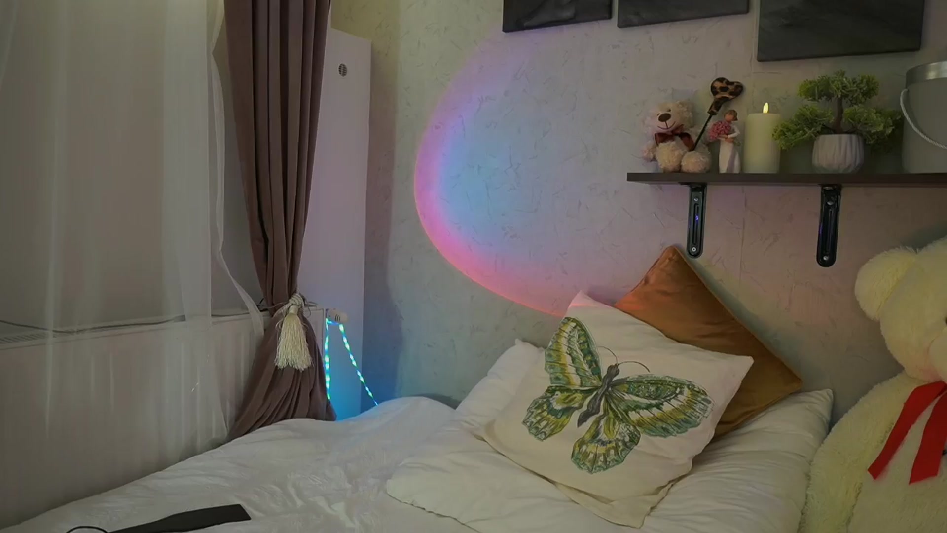 Gallery image thumbnail from RileyReid_18's myfreecams stream on, 03/30/2024, 17:04 image 5 of 20