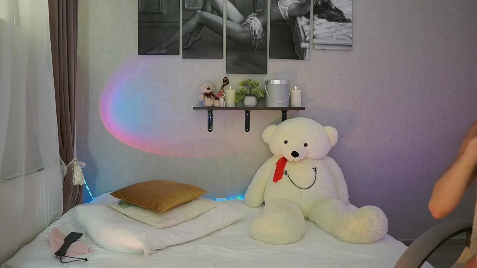 Gallery image thumbnail from RileyReid_18's myfreecams stream on, 03/31/2024, 19:40 image 10 of 20