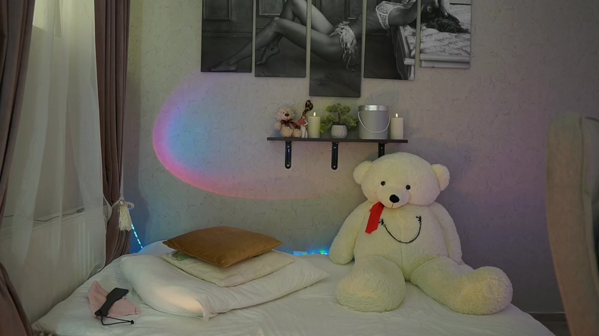 Gallery image thumbnail from RileyReid_18's myfreecams stream on, 03/31/2024, 19:40 image 16 of 20